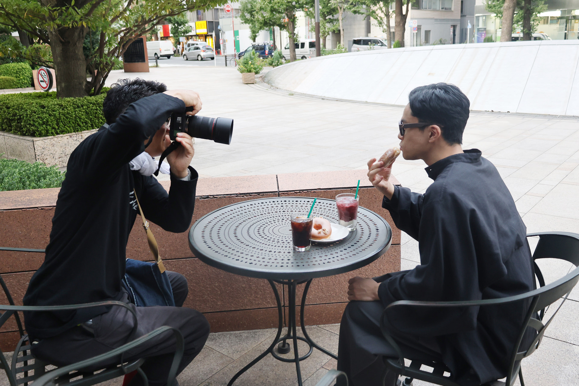 一口かじった食べかけのシュガードーナツに最短撮影距離の75cmまで近づいてクローズアップした。背景や周囲の様子を写しながら空気感を演出し、主題に視線を誘導できる