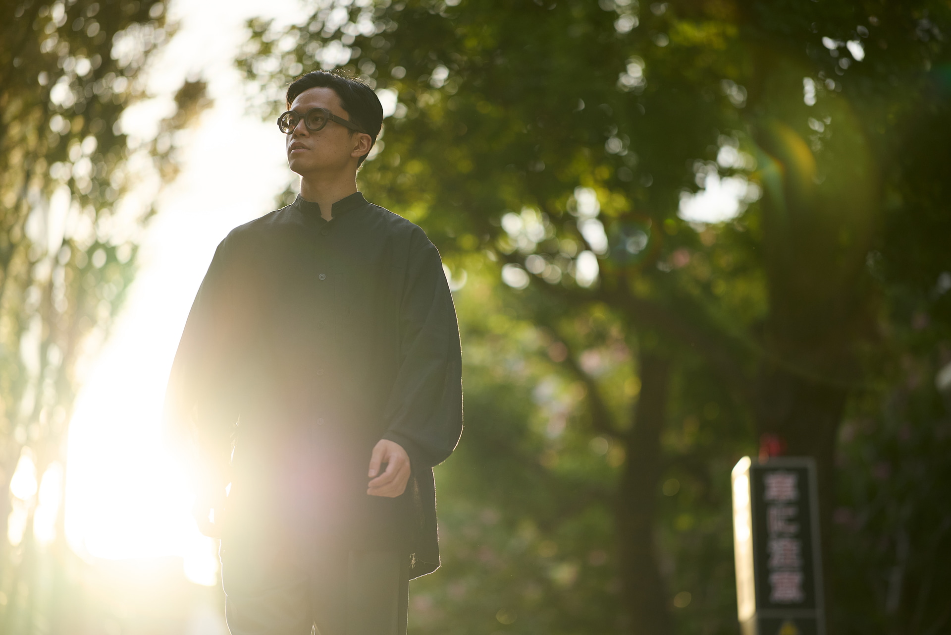 低くなった太陽を真正面から捉えるためにローアングルで撮影。被写体のディテールが失われないので、積極的に太陽をフレームインしたくなる。写真全体に光があふれるドラマチックな写真になった<br><span class="fnt-85">キヤノン EOS R5 Mark II／85mm／マニュアル露出（F1.4、1/2,500秒）／ISO 400／WB：5,200K</span>