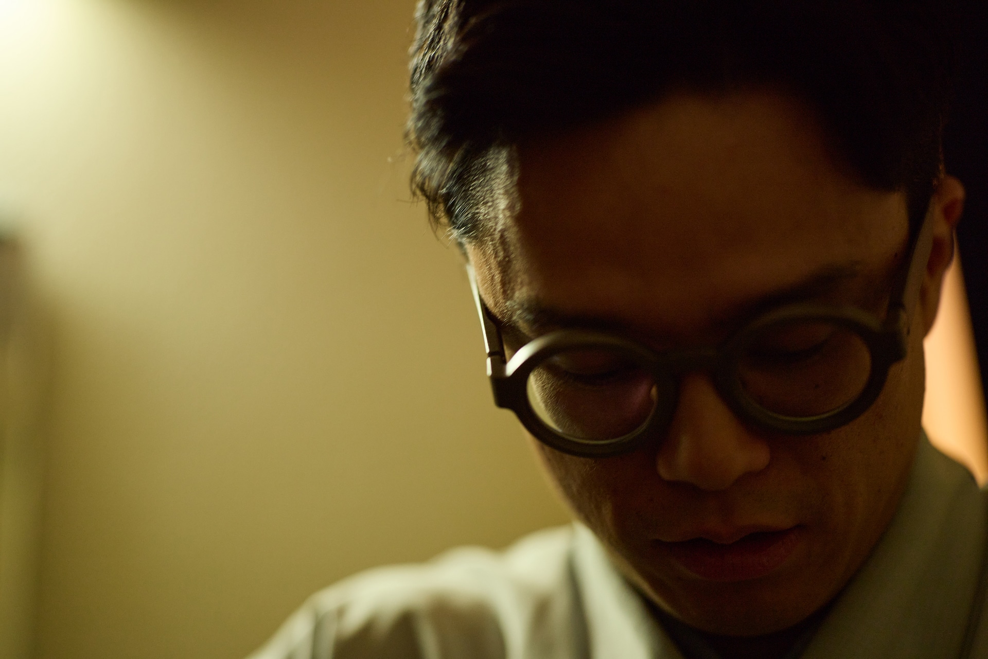 屋内での逆光シーン。暗い室内で照明が差してくるようなケースでもその場の雰囲気を生かした描写は変わらない。無理に補正をしてディテールが硬くなることがなく、柔らかい質感が保持されている<br><span class="fnt-85">キヤノン EOS R5 Mark II／85mm／マニュアル露出（F1.4、1/200秒）／ISO 800／WB：オート</span>