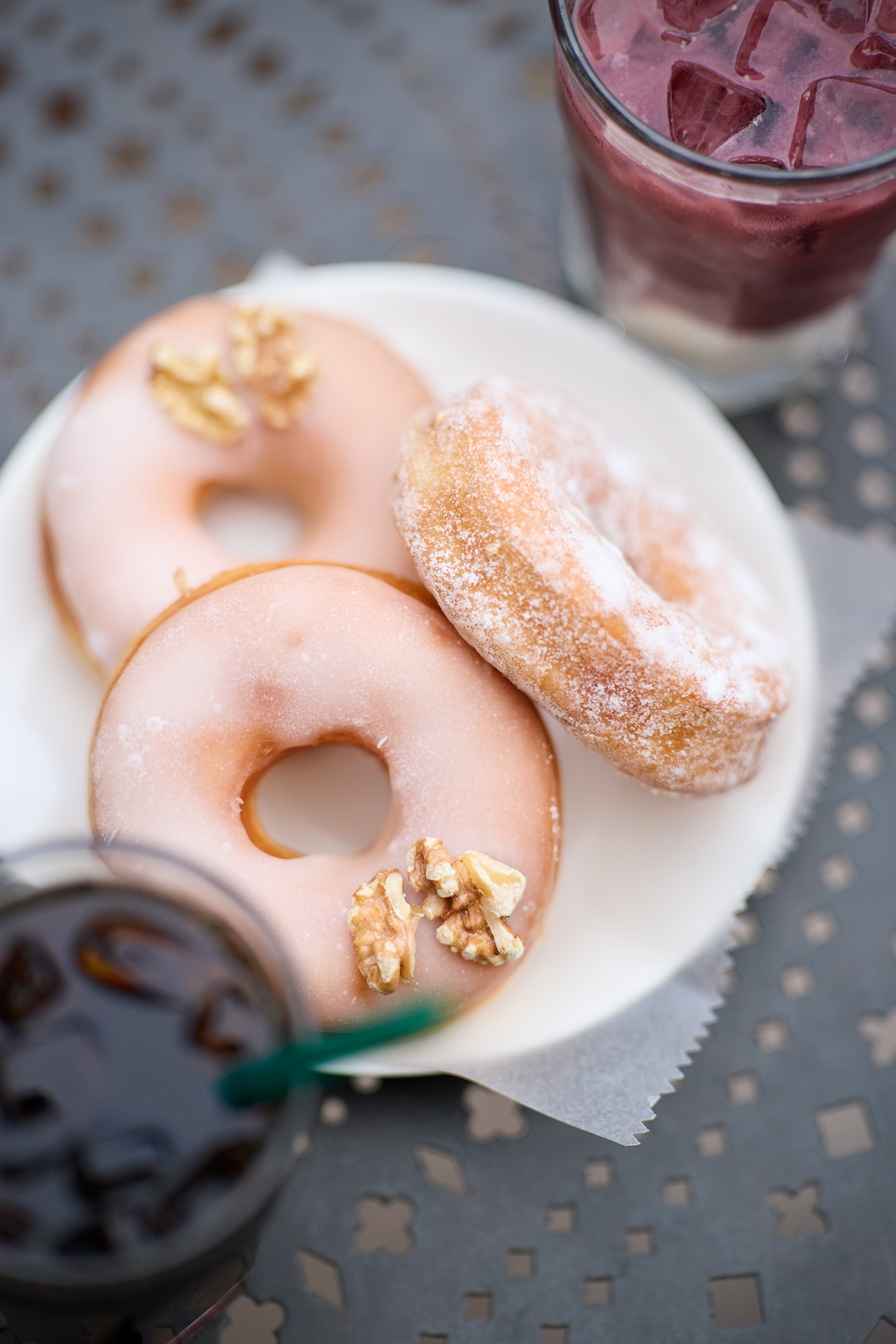 撮影するアングルや自分の姿勢の自由度が高いので、さまざまな作画をしてみようという気になる。スイーツを俯瞰で捉える場合も、軽々とカメラを構えられる<br><span class="fnt-85">キヤノン EOS R5 Mark II／85mm／マニュアル露出（F1.4、1/500秒）／ISO 400／WB：5,200K</span>