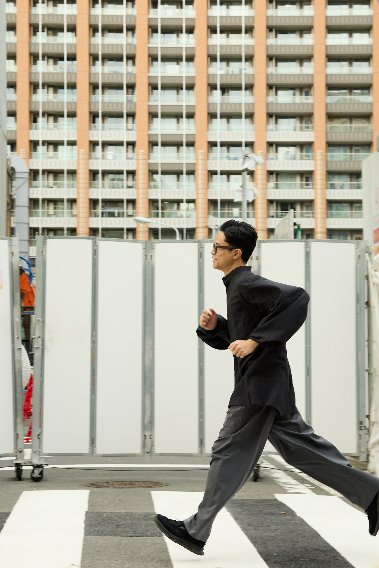 ビルのウィンドウを引き寄せて、背景をテクスチャーとして見せるためにF10まで絞ってみた。被写体と背景が圧縮され、迫力のある作画となった<br><span class="fnt-85">キヤノン EOS R5 Mark II／85mm／マニュアル露出（F10、1/250秒）／ISO 1000／WB：5,200K</span>