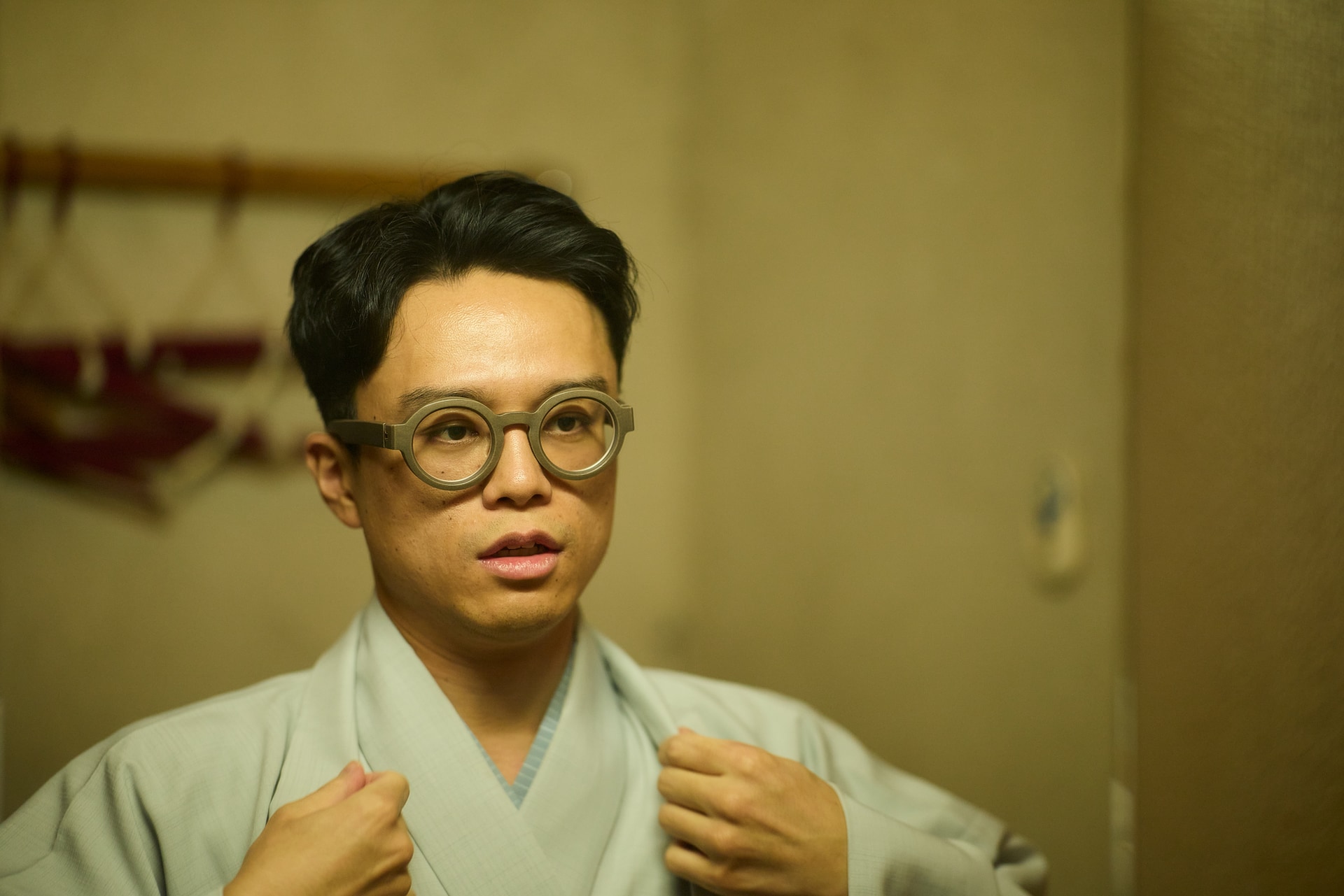 楽屋で着替える様子に、鏡越しにレンズを向けた。背後の雑多なハンガー類をF1.4ならうまくぼかしてくれるだろう。そんな期待をした1枚。本番前の緊張感が漂う場面でもAFは瞬時に合い、神聖な空気を乱さない<br><span class="fnt-85">キヤノン EOS R5 Mark II／85mm／マニュアル露出（F1.4、1/200秒）／ISO 800／WB：オート</span>