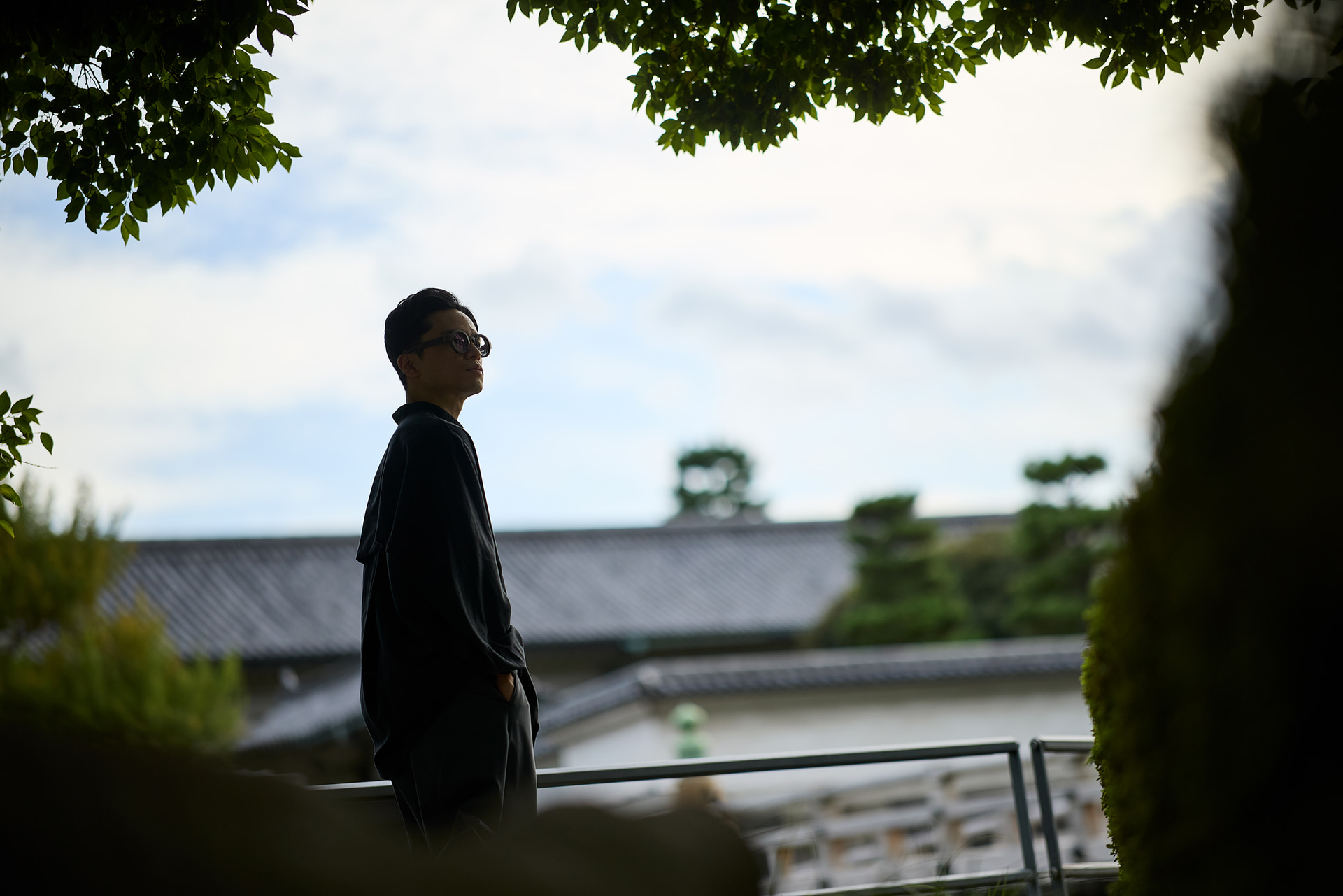 明るい空を背景にシルエットでドラマチックな表現をした。F1.4の美しいボケ味とシャープな描写、さらに明暗で背景と主題を分離している。顔の一部にきれいなハイライトを作ることで存在感を強調している<br><span class="fnt-85">キヤノン EOS R5 Mark II／85mm／マニュアル露出（F1.4、1/5,000秒）／ISO 200／WB：5,200K</span>