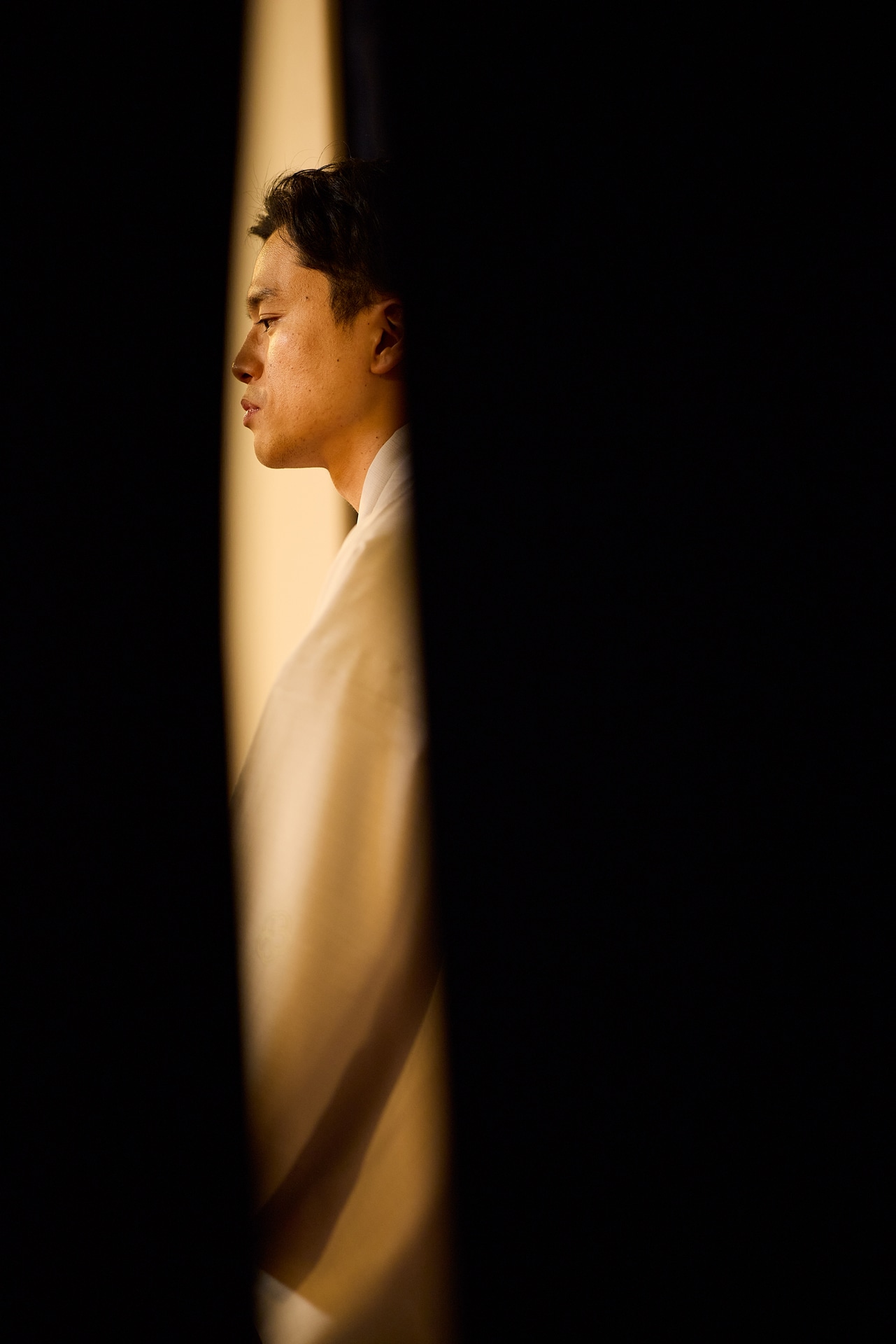 のれんの隙間からそっとのぞいてみる。前ボケが画面の大半を占めるような構図にすると、シャープに描かれた視線の先に想像力が刺激される<br><span class="fnt-85">キヤノン EOS R5 Mark II／85mm／マニュアル露出（F1.4、1/400秒）／ISO 800／WB：オート</span>