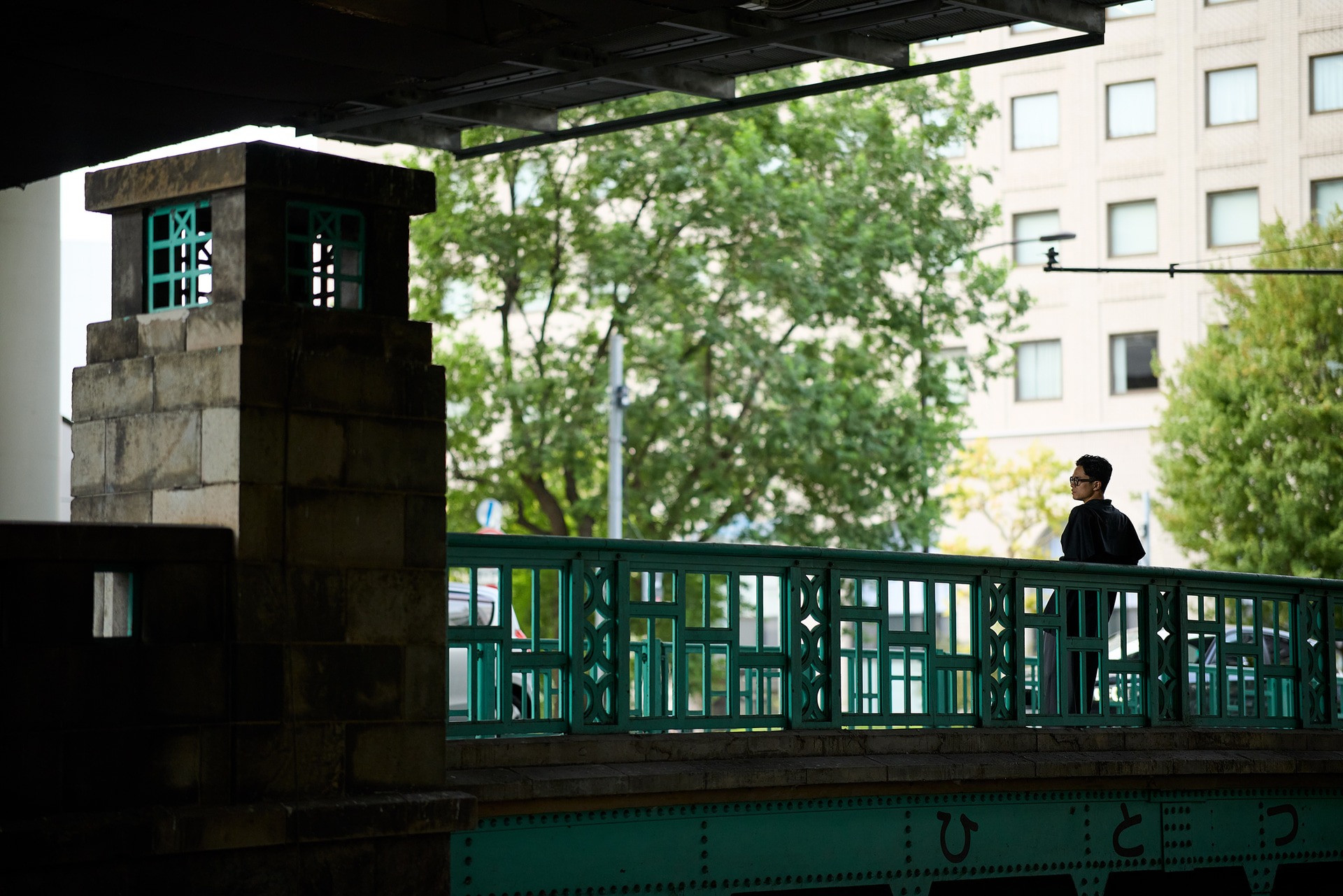 ほの暗い橋の下から、光と影のコントラストを捉える。開放F1.4の強みは暗所で生きる。ISO感度を必要以上にアップすることなく、適正なシャッター速度で写せる点が大きなメリットだ<br><span class="fnt-85">キヤノン EOS R5 Mark II／85mm／マニュアル露出（F1.4、1/3,200秒）／ISO 1000／WB：5,200K</span>