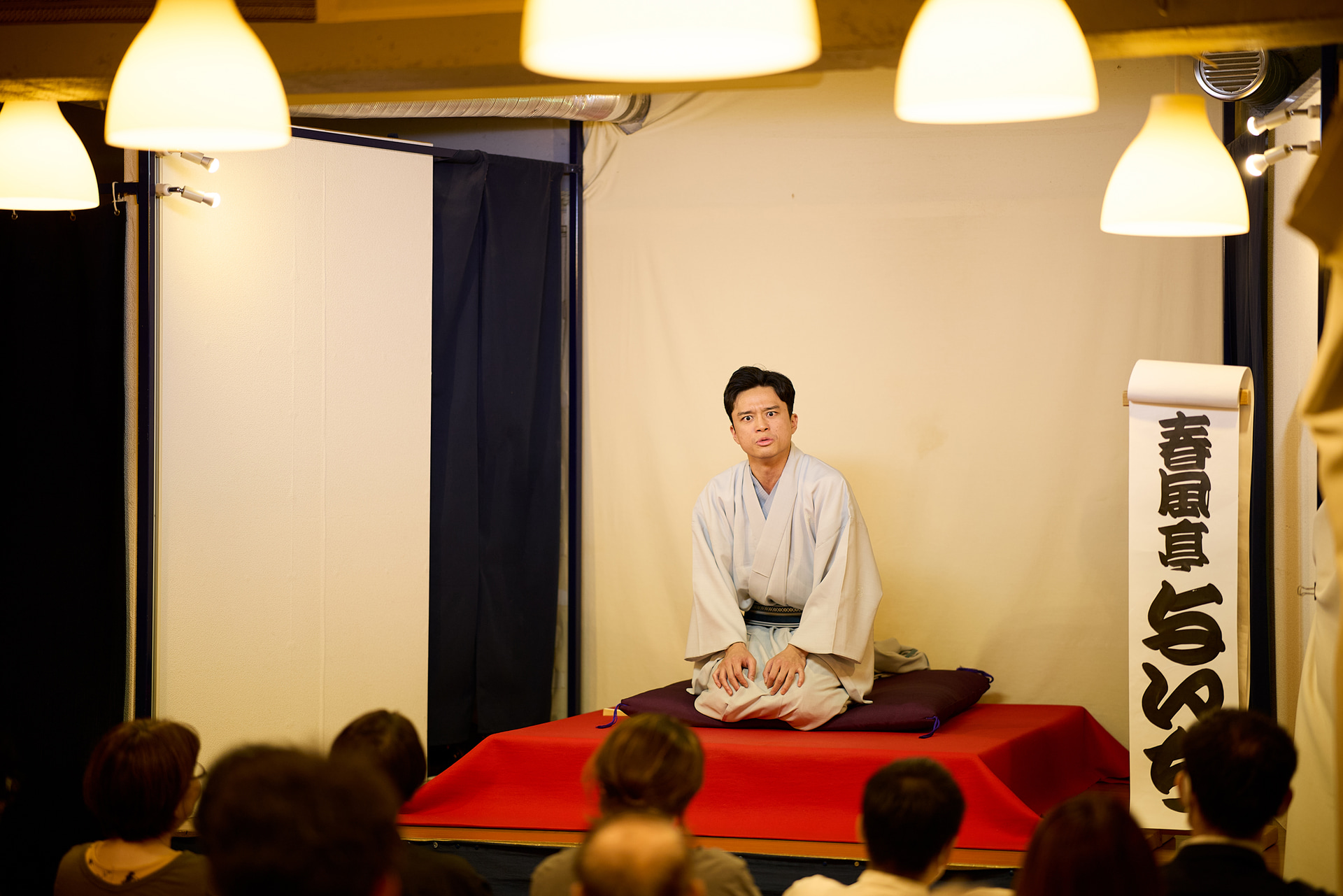 落語やライブ撮影は何よりもスピードが命。演者と客席を切り離すために開放F1.4で撮影する。EOS R5 Mark IIの瞳検出を使用すればストレスのないピント合わせが可能になる。VCMによる高速で正確なAFにも助けられた<br><span class="fnt-85">キヤノン EOS R5 Mark II／85mm／マニュアル露出（F1.4、1/200秒）／ISO 400／WB：オート</span>
