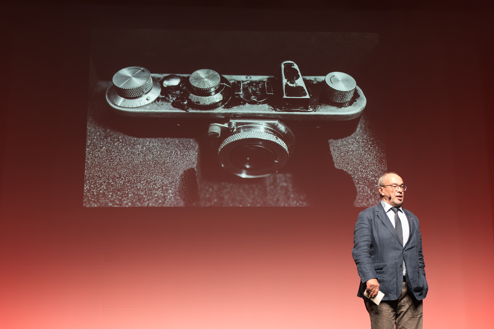 アンドレアス・カウフマン氏。写真は、現在ライカカメラ社が保有する量産1号機の「ライカI」No.126