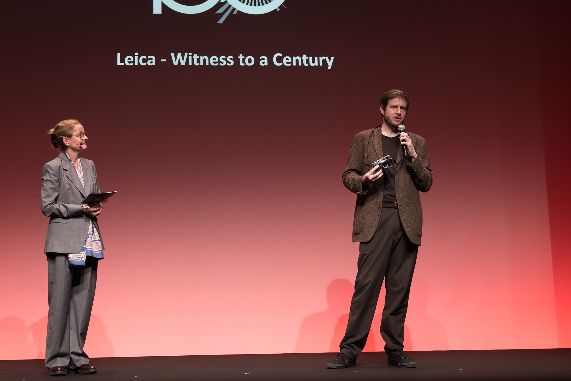 写真家のジョン・サイパル氏（右）