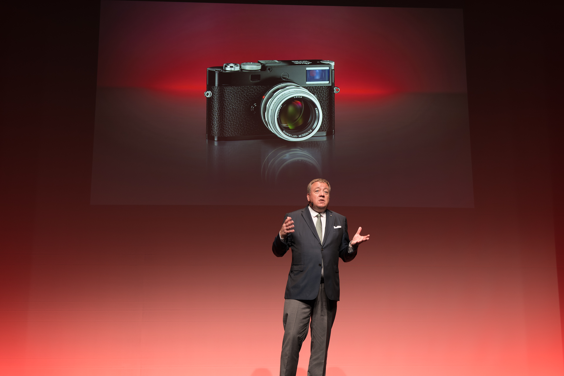 ライカカメラ社副社長 写真・デザイン担当のステファン・ダニエル氏。締めくくりに100台限定のレンジファインダーカメラ「ライカM11 100 Years of Leica "TOKYO JAPAN"」を紹介