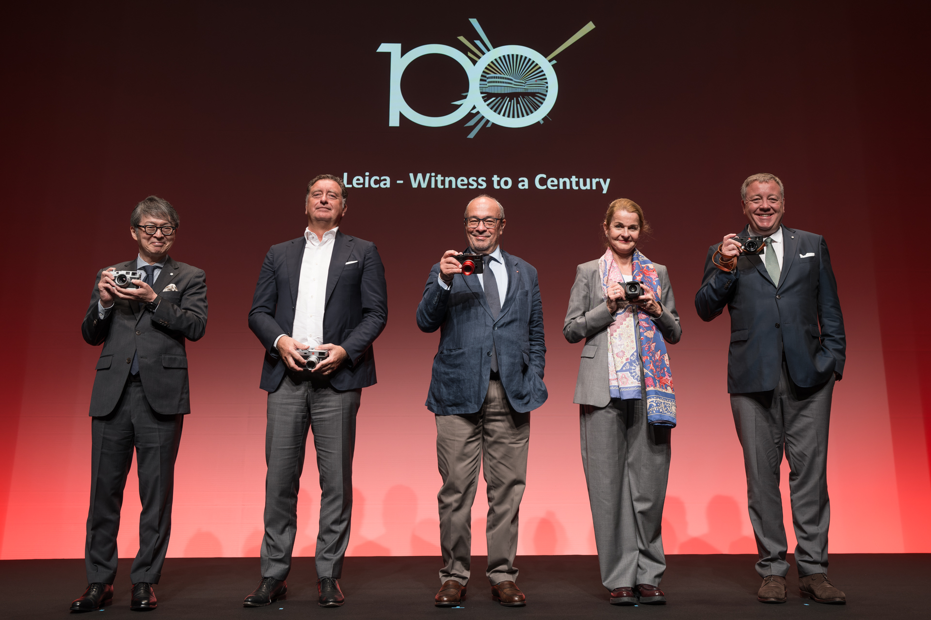 左からライカカメラジャパン代表取締役の福家一哲氏、ライカカメラ社CEOのマティアス・ハーシュ氏、ライカカメラ社主のアンドレアス・カウフマン氏、ライカギャラリー代表兼アートディレクターのカリン・レン-カウフマン氏、ライカカメラ社 副社長 写真・デザイン担当のステファン・ダニエル氏。