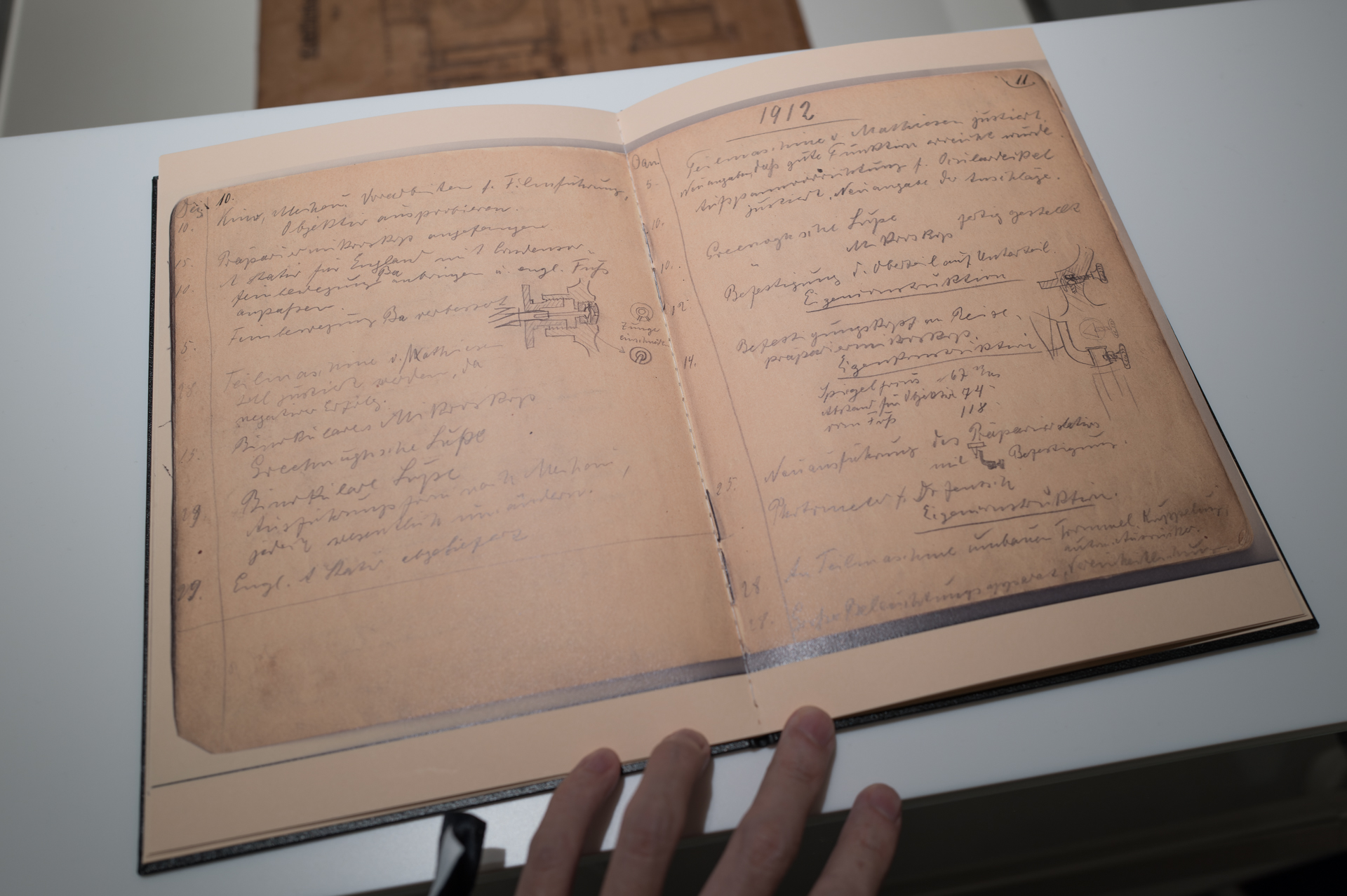 ライカを考案したオスカー・バルナックのメモ（複製）。実際にめくってみることができる