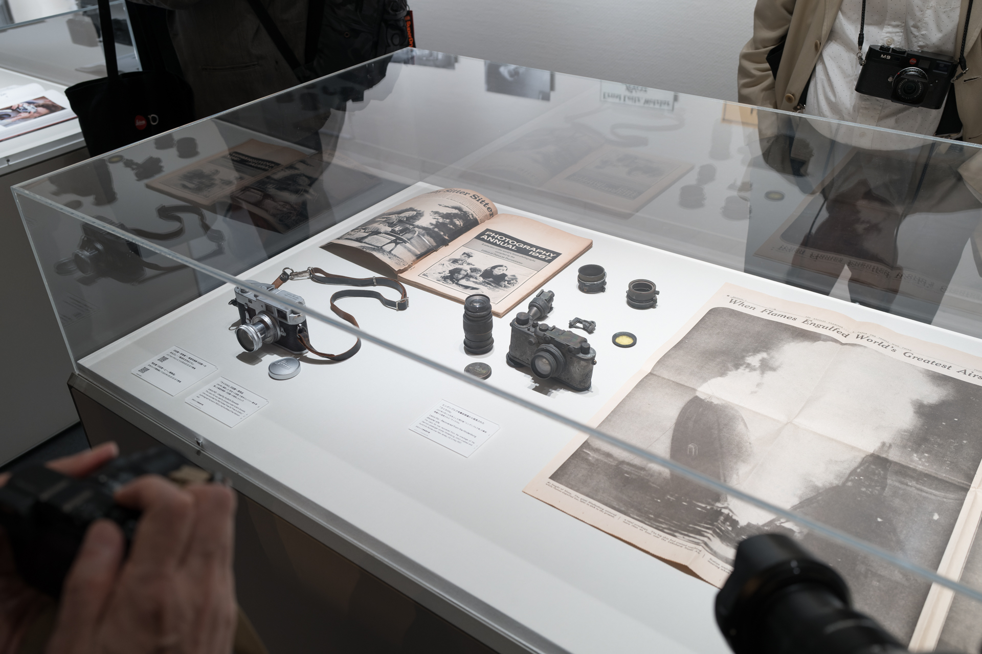 沢田教一が使っていたライカM2（左）と、ヒンデンブルク号の事故現場から発見されたライカIIIa（中）。東京・半蔵門のJCIIフォトサロンでは写真展「―報道写真家 沢田教一のまなざし―『戦渦を生きる人々』」が開催中