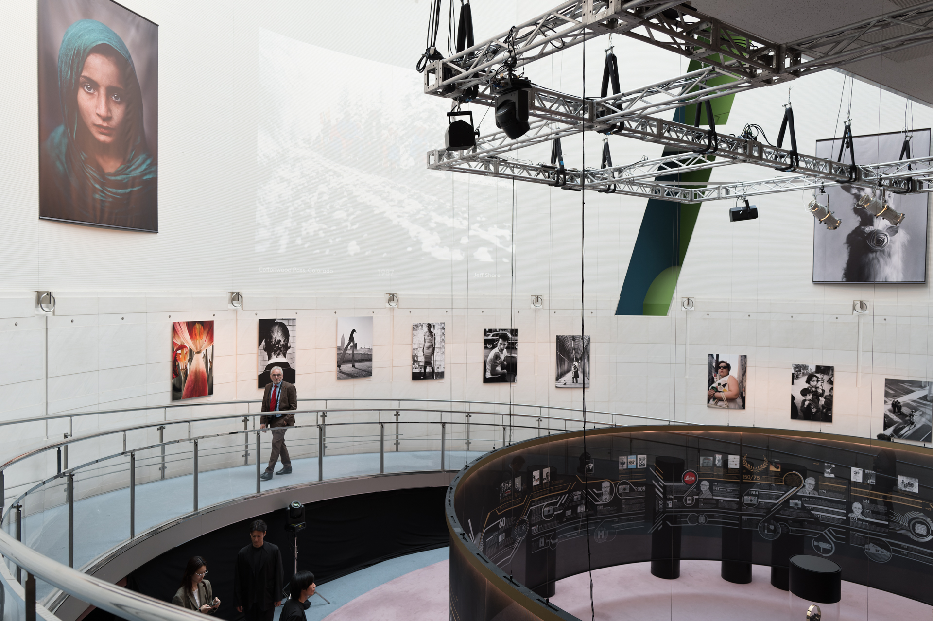 螺旋のスロープに沿って作品を見たり、同じく螺旋状に設置されたライカの年表を鑑賞できる。壁の高いところにはひときわ大きな写真や映像を投影するなど、空間に呼応したデザインも見どころ