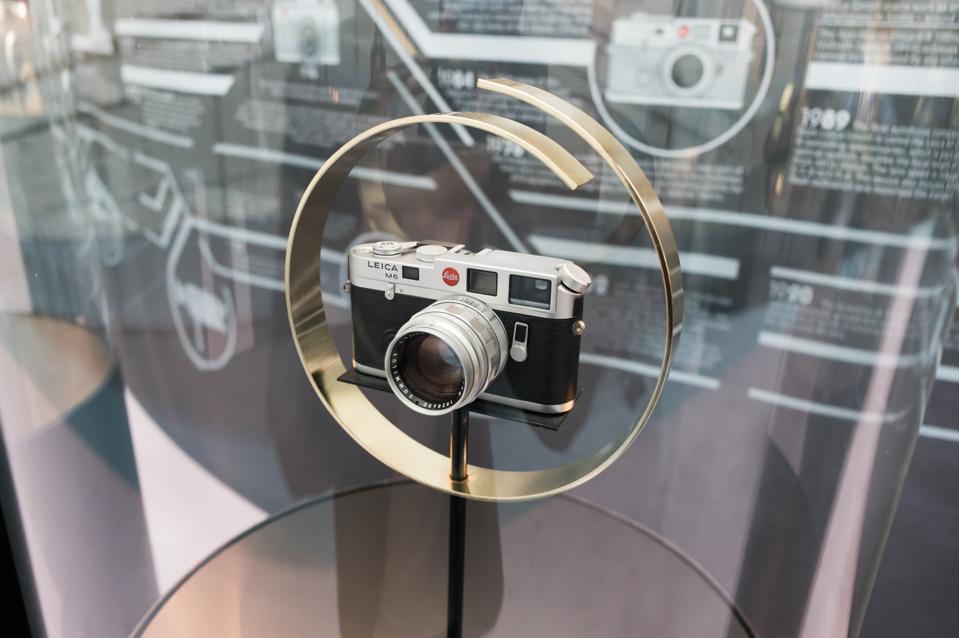 歴史的な機種のひとつ「ライカM6」。カメラを囲むゴールドの輪は、展示会場であるスパイラルガーデンの螺旋がモチーフ