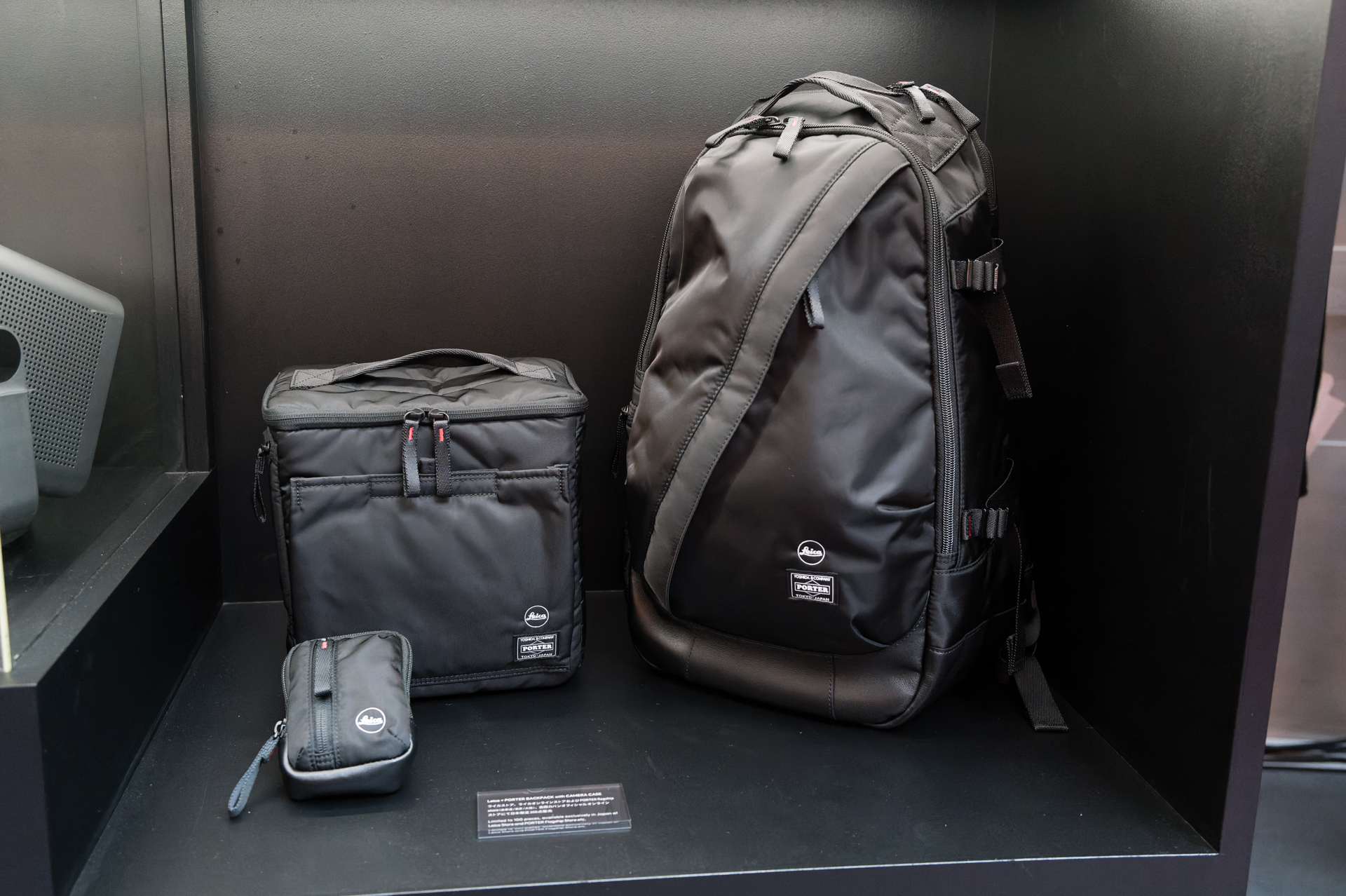 吉田カバンのPORTERとライカのコラボレーションによる限定品「Leica x PORTER BACKPACK with CAMERA CASE」。ライカストア、ライカオンラインストア、PORTER flagship store、吉田カバンオフィシャルオンラインストアで取り扱う