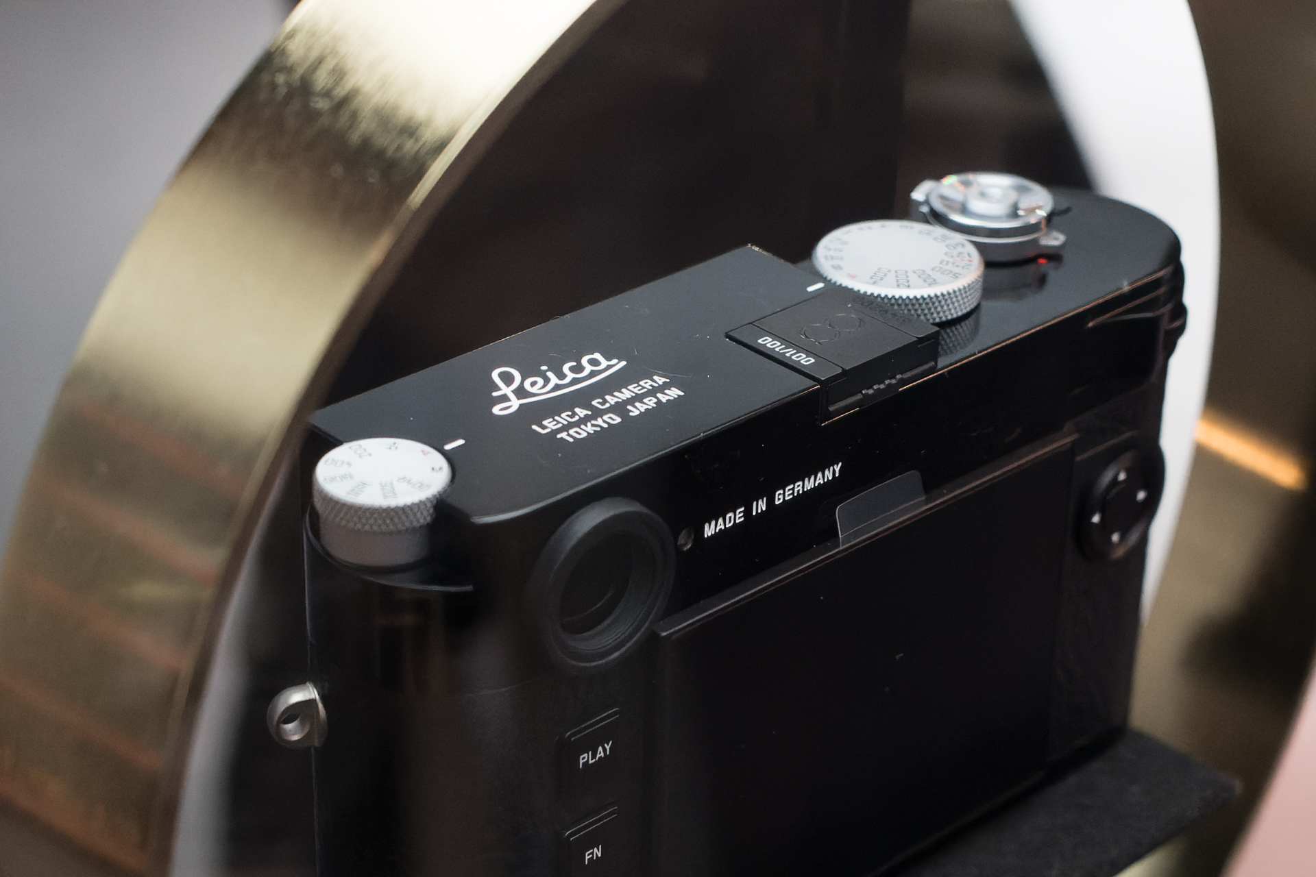 展示会場に実機があった。“LEICA CAMERA TOKYO JAPAN”の刻印が特別だ