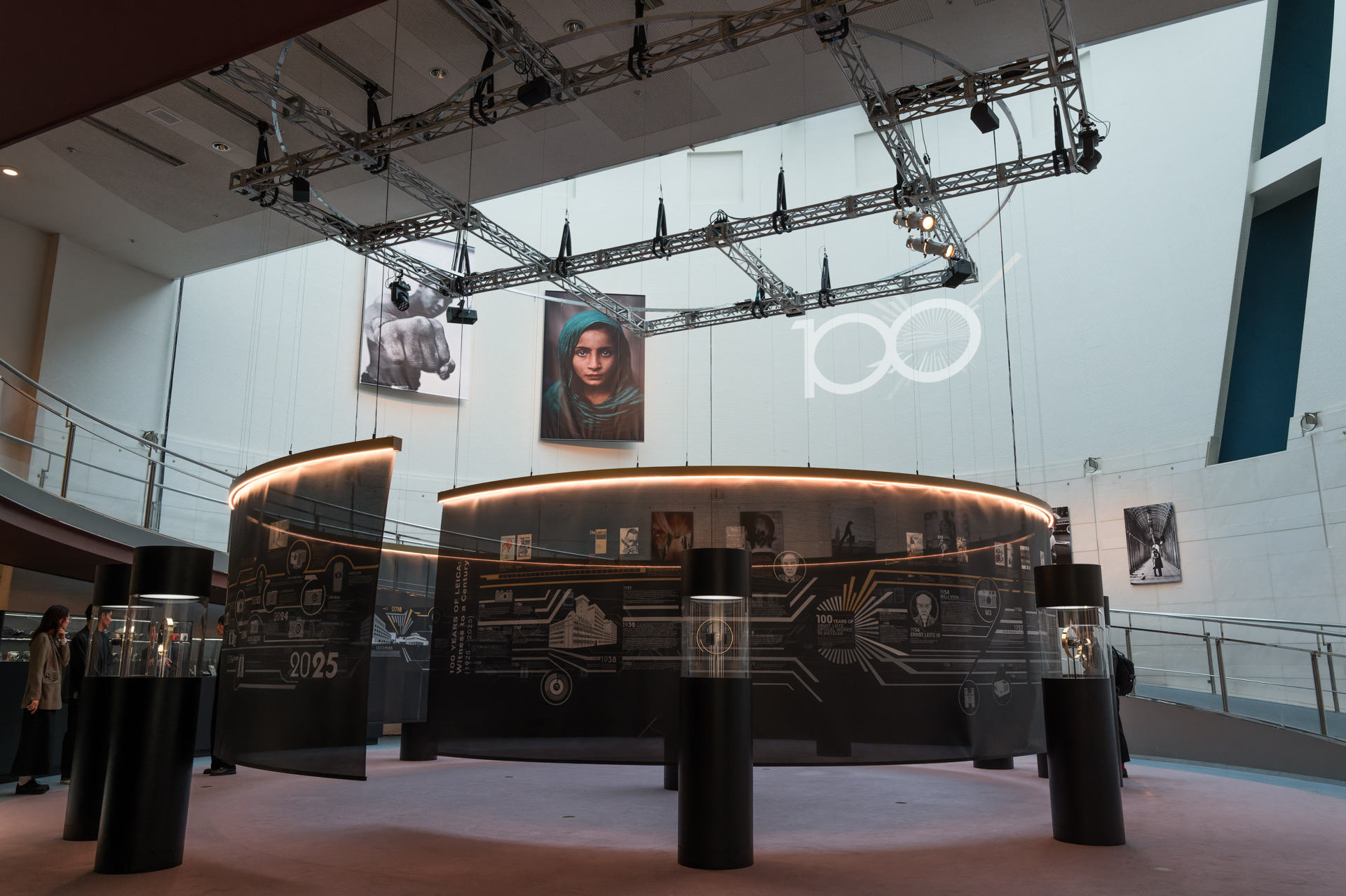 展示会場。外光が降り注ぐため、昼と夜で異なる表情を見せるという