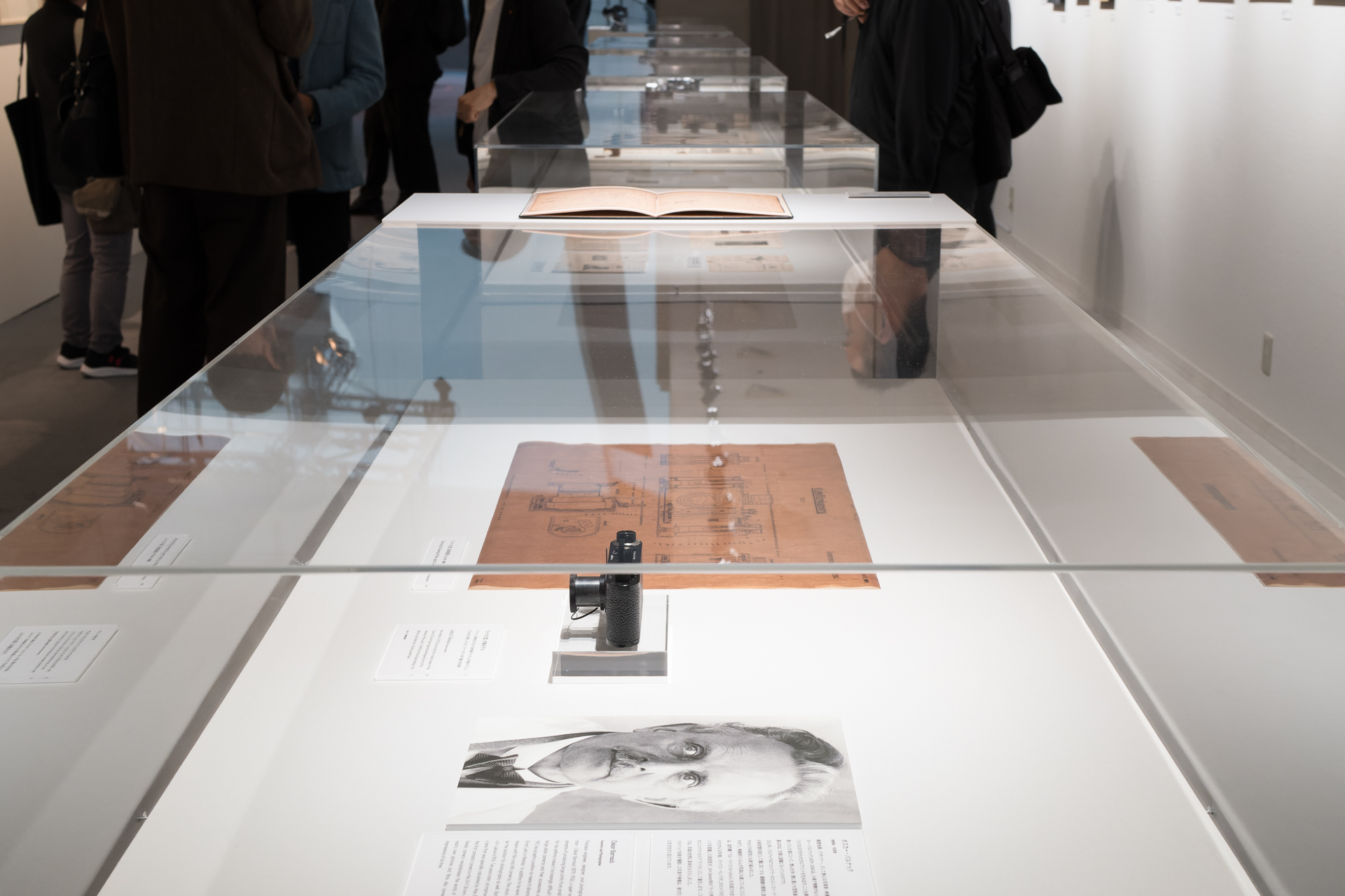 ガラスケース内には貴重な資料が並ぶ。普段はライカ本社の資料室に収蔵されており、一般展示されていない品もあった