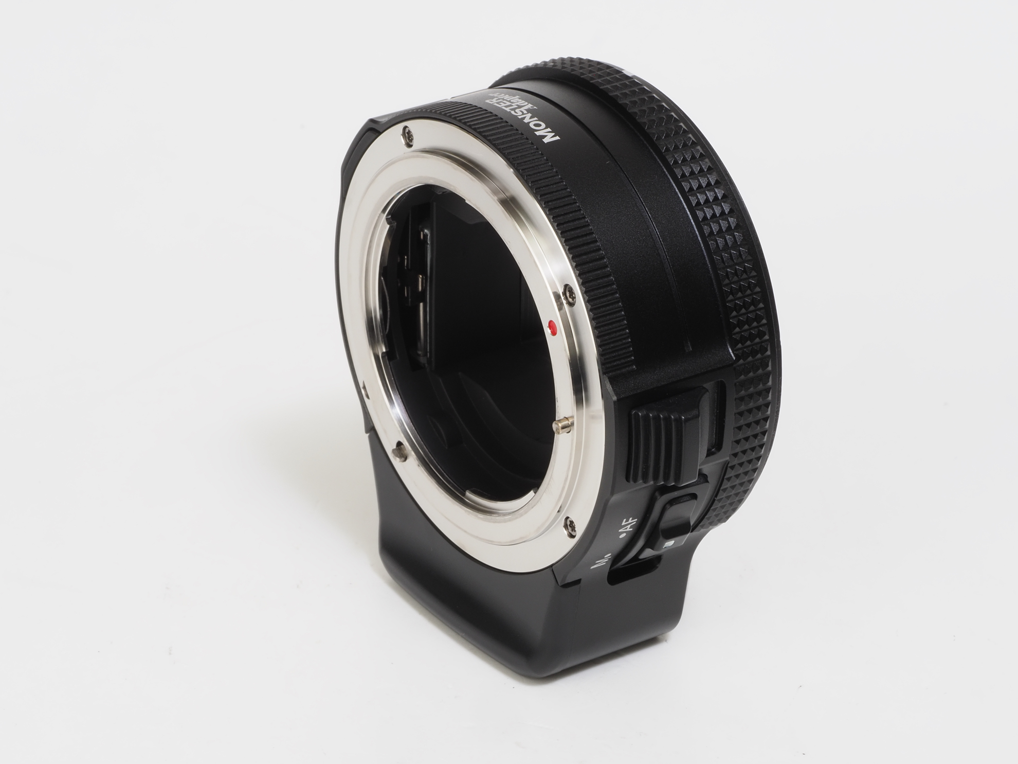 LA-FZ1本体です。ニコンのFTZにそっくりです。三脚座ではなく少々下に出っ張りがあります。