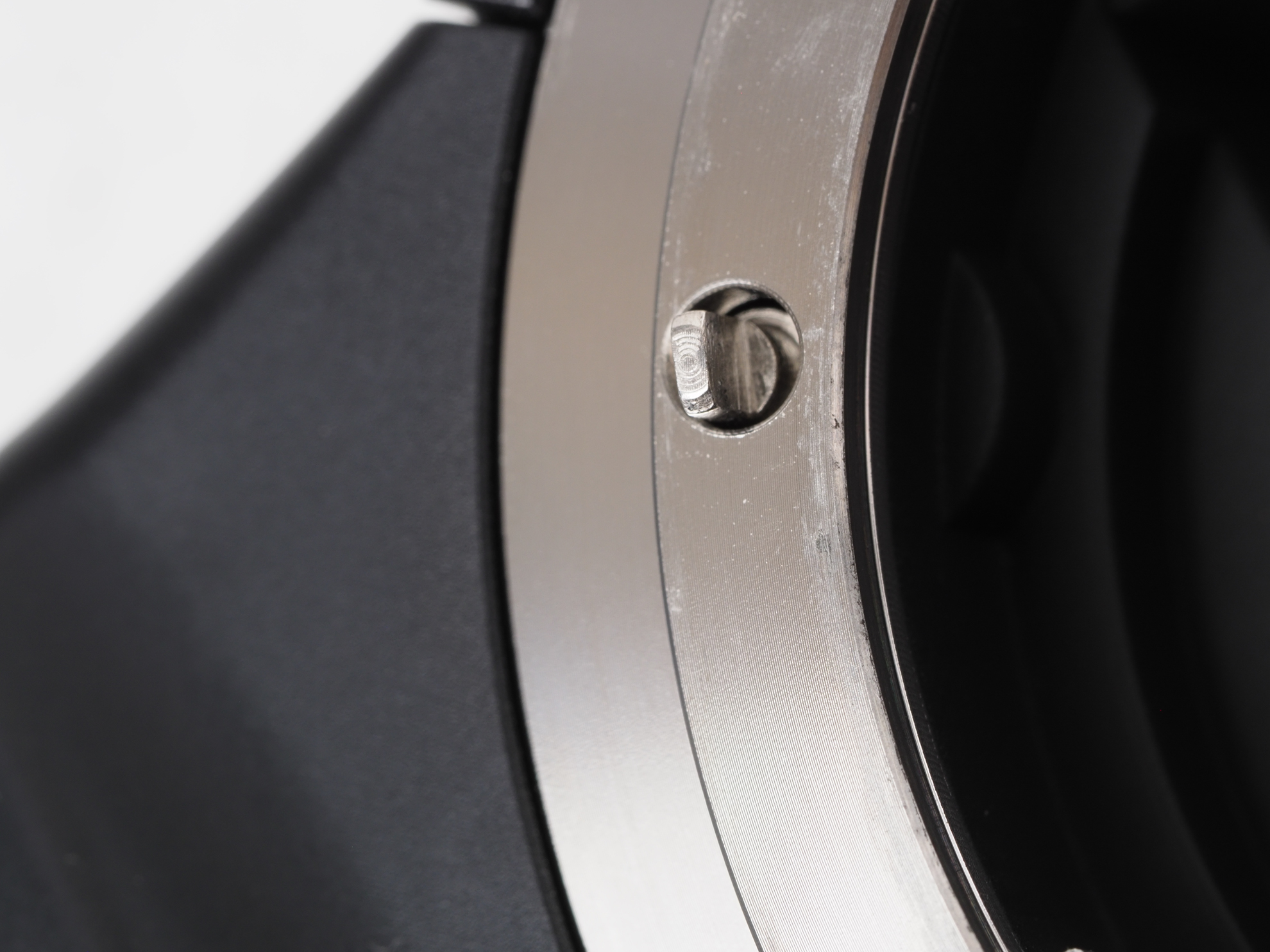 Fマウント側の7時方向にカプラーがあります。これがD、Sタイプのニッコールのカプラーと連結されて、LA-FZ1側のモーターから動力を伝達します。