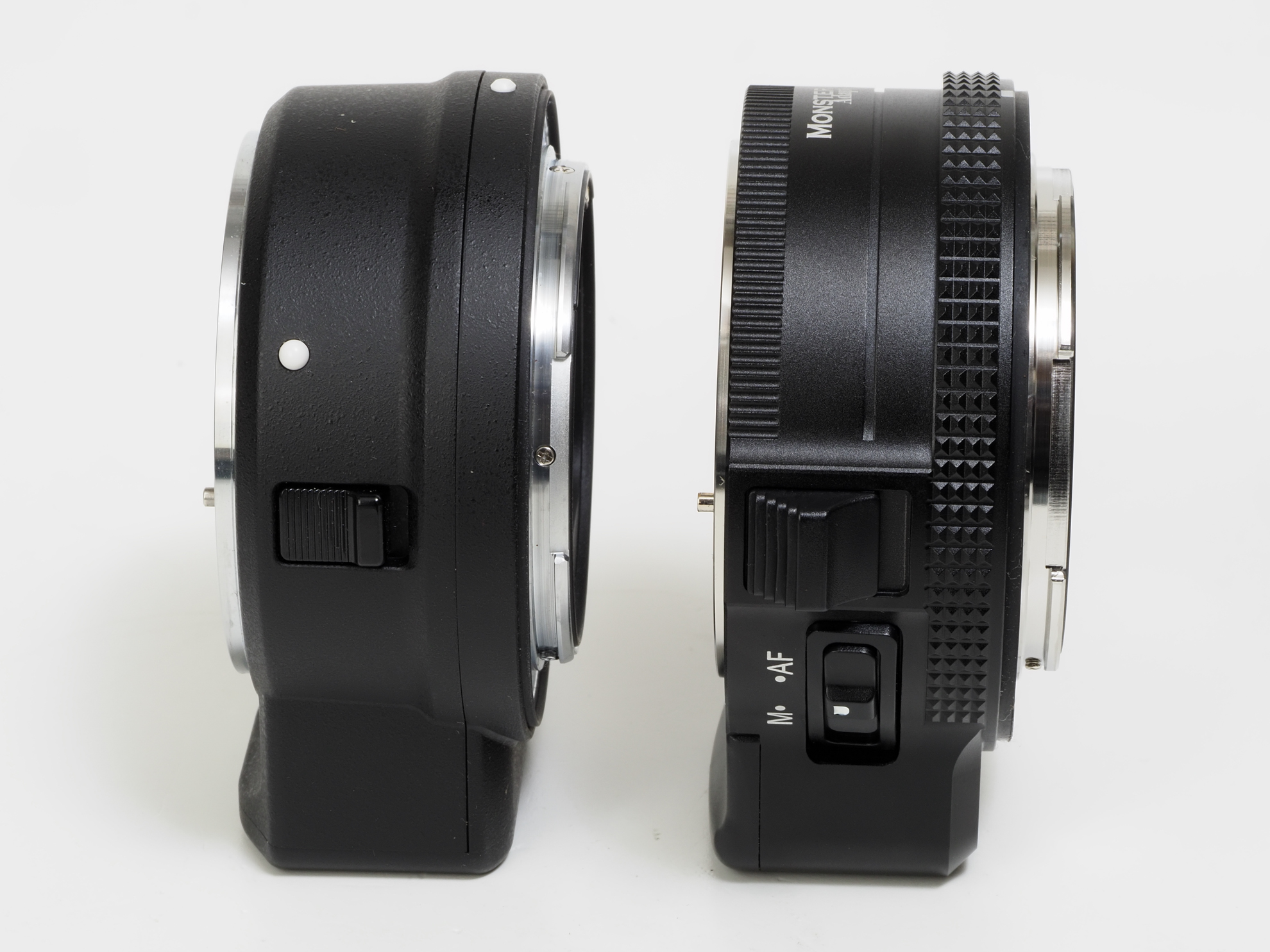 ニコンFTZ（左）と並べてみます。大きさはあまり変わりません。LA-FZ1の周囲にはローレットがあり装着時に滑らないようになっています。