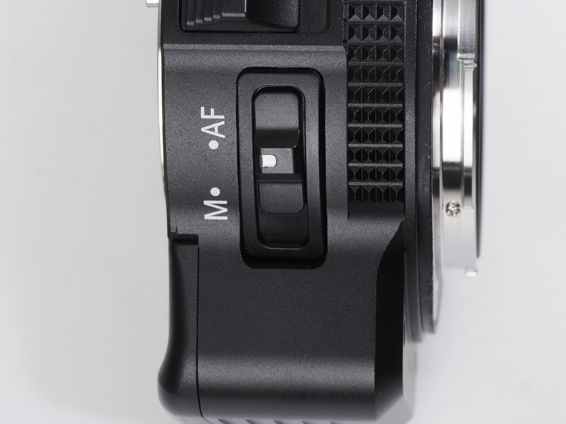 アダプター側面には大きなAF/MF切り替えスイッチがあります。万が一のエラーの時に瞬時に切り替えられるので便利ですね。容易に動かない重さであることも評価できます。