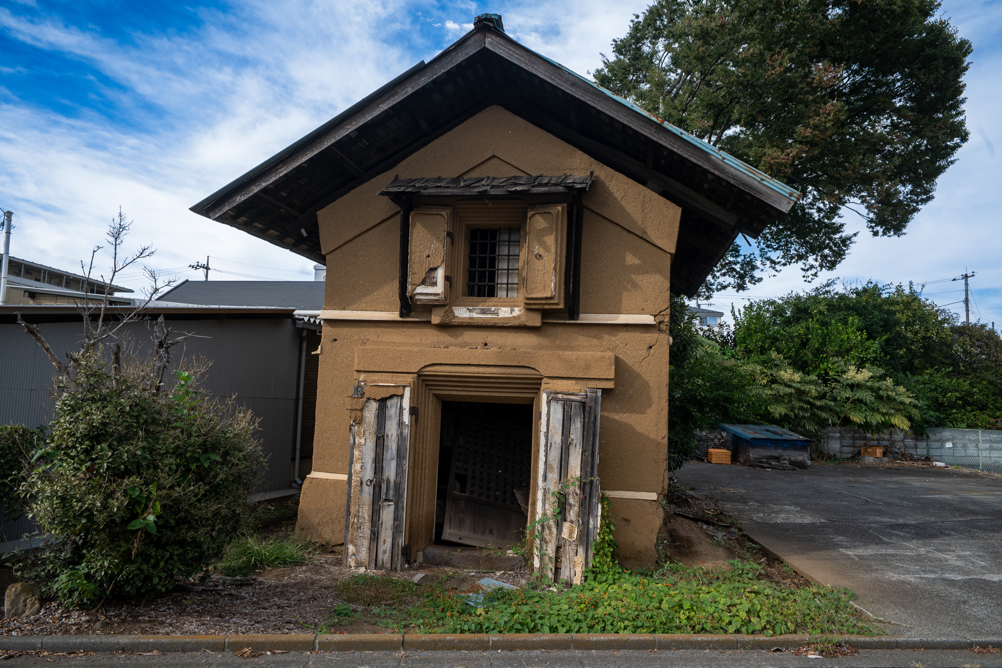 古い蔵。傾いているのはレンズが悪いのではありません。ただ、この被写体では合焦サインが出ているのに実際は合焦していないことがありました。<br><span class="fnt-85">ニコン Z5II／AF NIKKOR 24mm F2.8D（LA-FZ1を使用）／24mm／プログラムAE（1/500秒、F11、−0.3EV）／ISO 400</span>