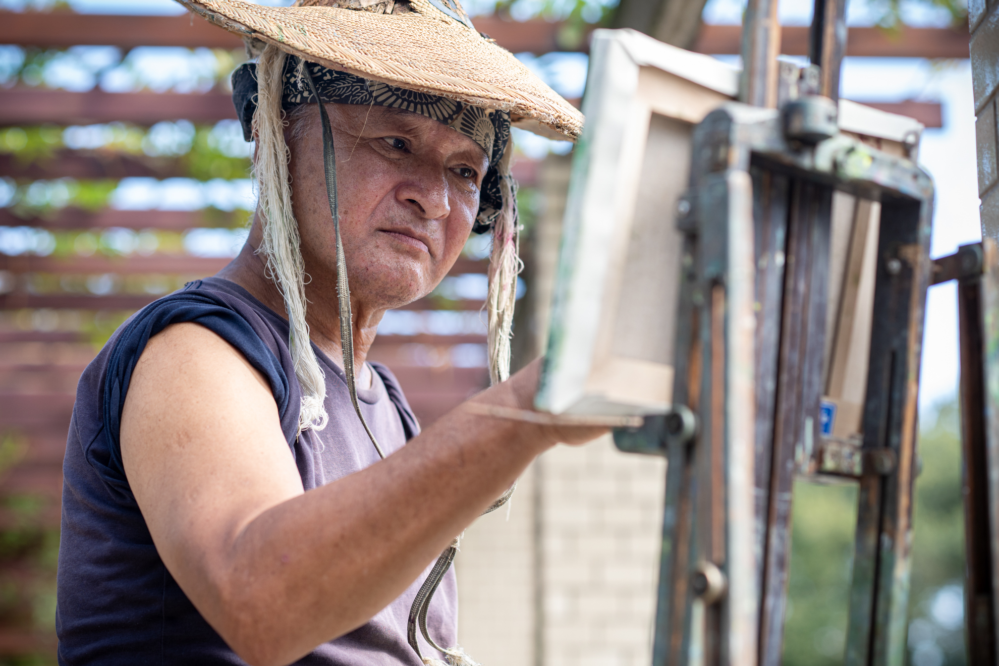 画家。合焦点の線が少々太く感じるのは、光線状態のためかなあ。ボケも雑駁な感じがします。<br><span class="fnt-85">ニコン Z5II／AF NIKKOR 85mm F1.8 D（LA-FZ1を使用）／85mm／絞り優先AE（1/320秒、F2.2、＋1.0EV）／ISO 200</span>