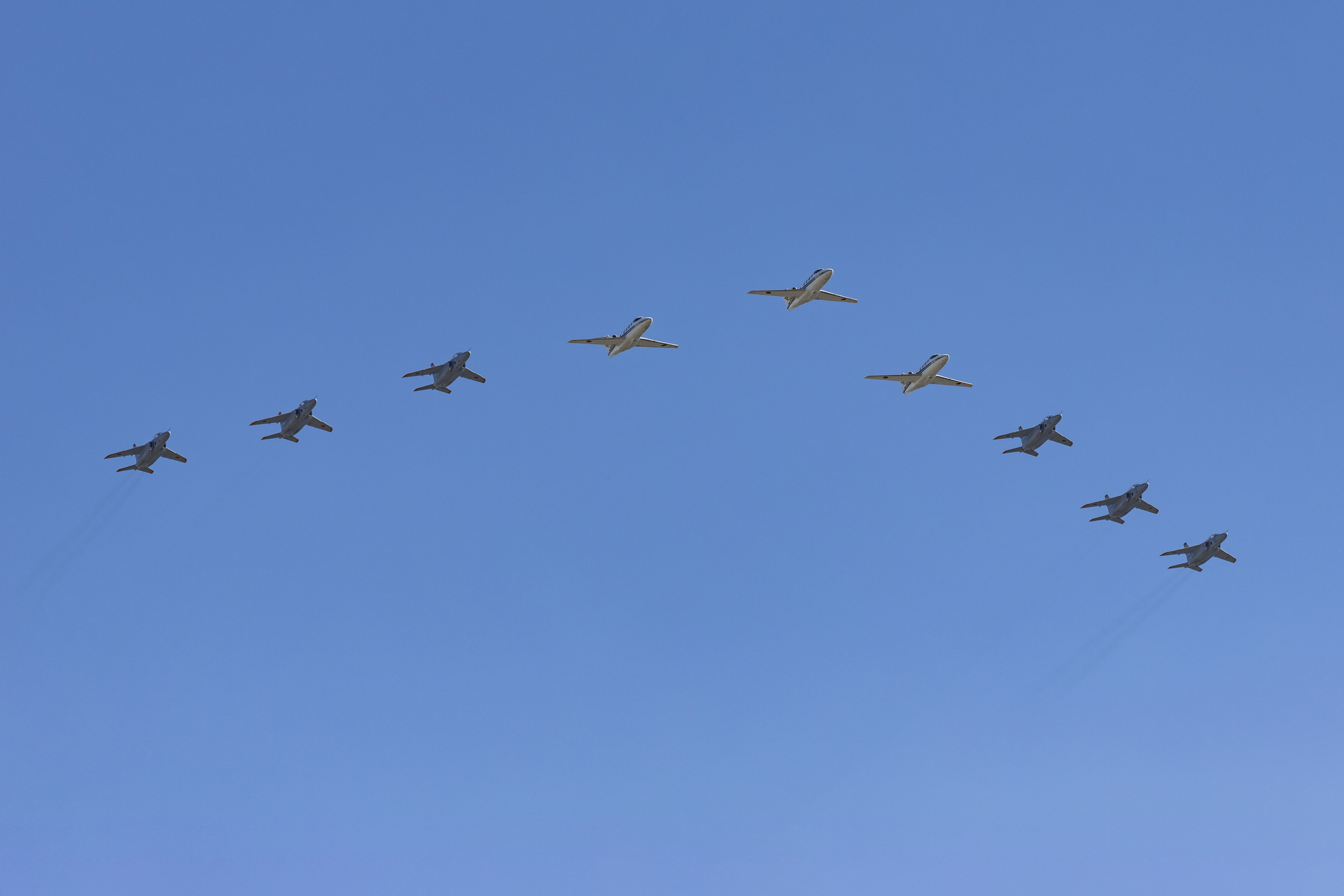 T-400とT-4による大編隊のオープニングフライト（撮影：2022年-エアフェスタ浜松）<br>EOS 6D Mark II／EF100-400mm f/4.5-5.6L IS II USM +1.4x／230mm／絞り優先AE（1/1,000秒、F8）／ISO 250
