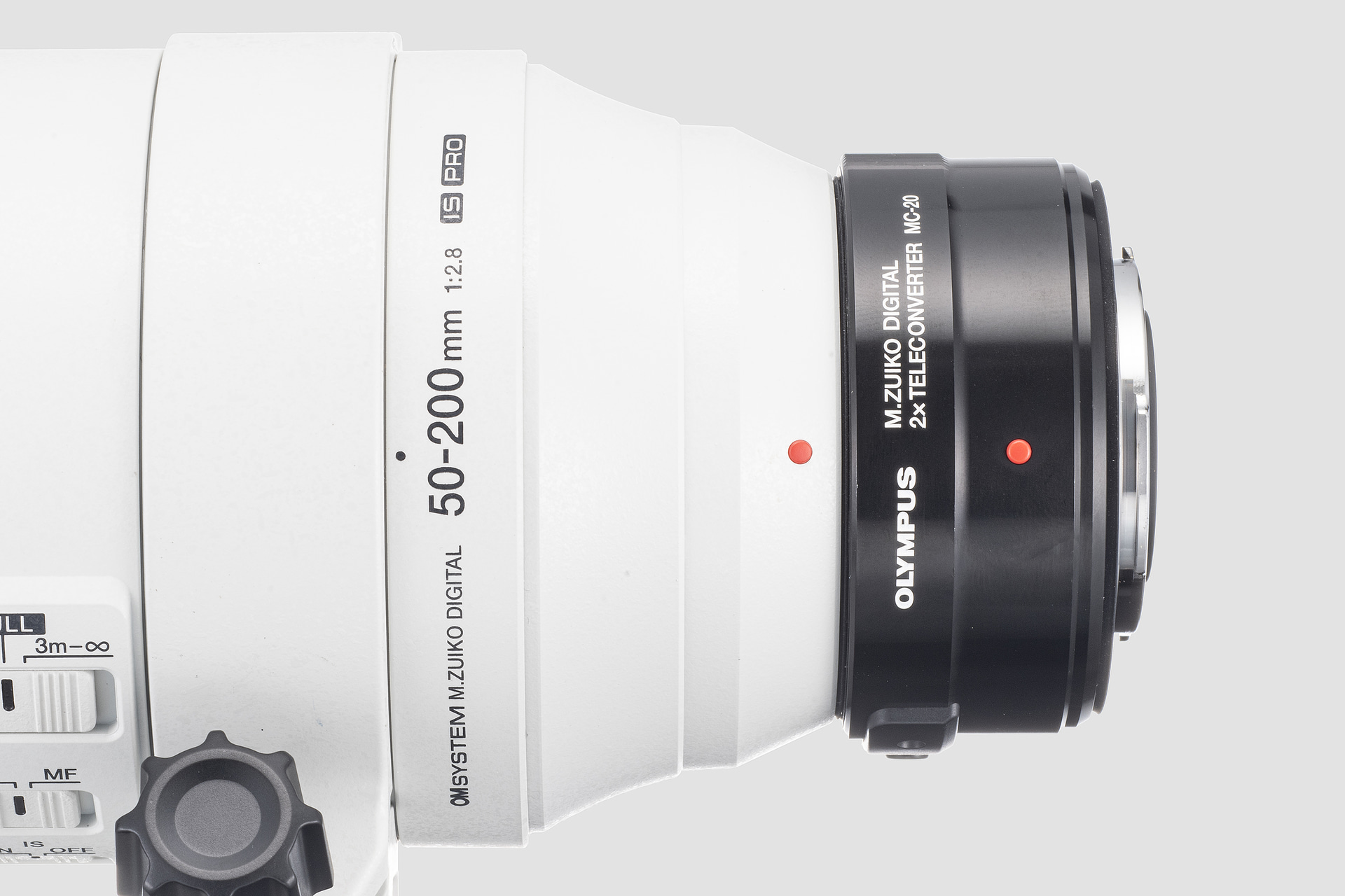 <span class="fnt-110"><b>M.ZUIKO DIGITAL 2x Teleconverter MC-20</b></span><br>実勢価格：4万4,000円前後（税込）<br>　<br>1.4倍のテレコンバーターを装着すれば560mm F4.0相当（MC-14装着時）、2倍で800mm F5.6相当（MC-20装着時）となり、より幅広い画作りが楽しめる