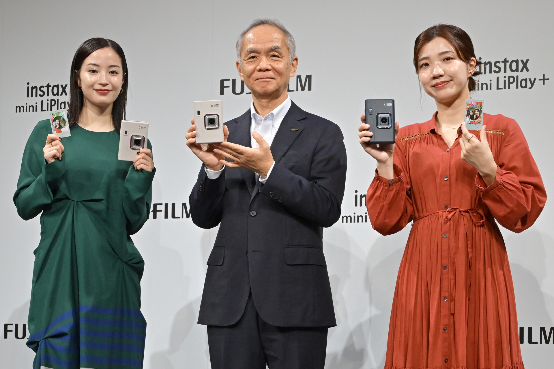 広瀬すずさん（左）、富士フイルム株式会社取締役副社長 イメージングソリューション事業部長 山元正人氏（中央）、お笑いトリオ3時のヒロイン 福田麻貴さん（右）／富士フイルム「instax“チェキ”新製品発表会」より