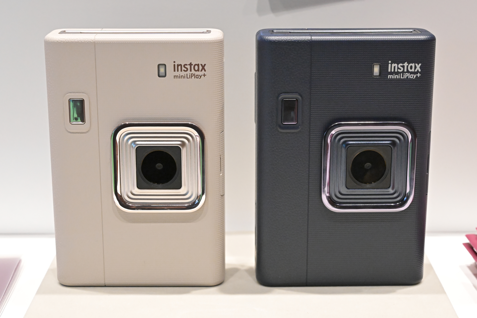 instax mini LiPlay+。カラーはサンドベージュとミッドナイトブルー