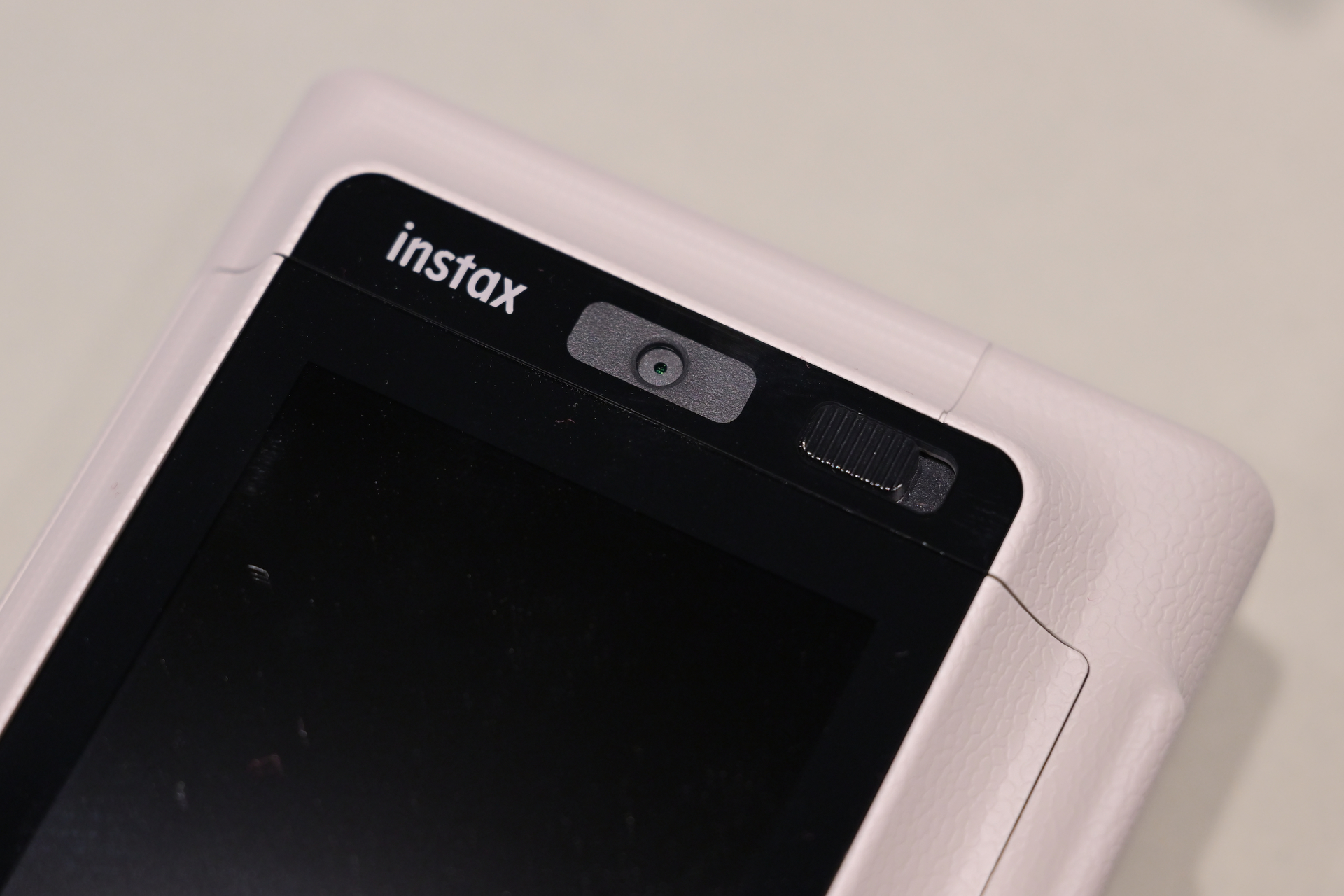 セルフィーカメラ。本体操作面の上部に配意された