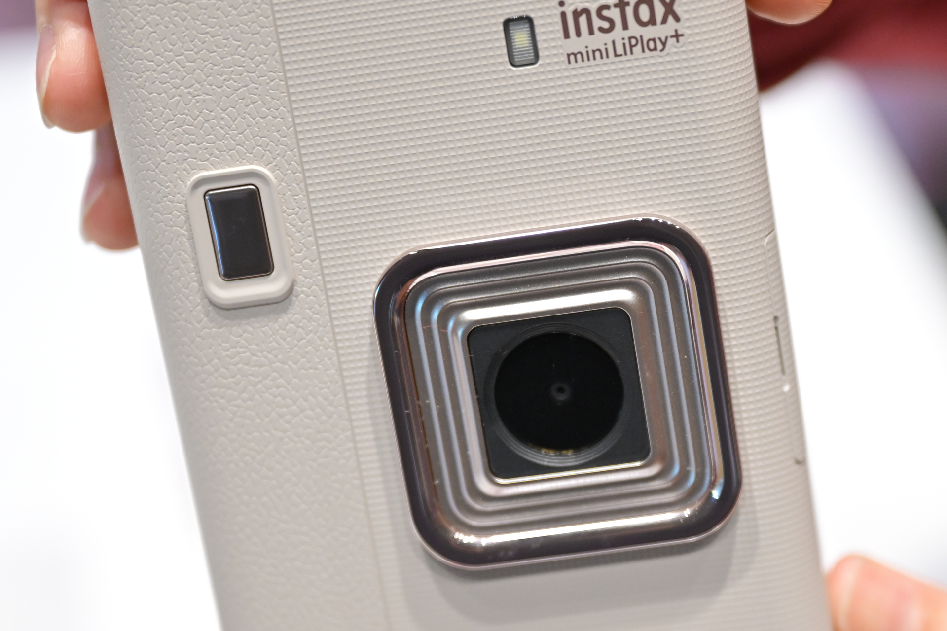 左上がシャッターボタン。レンズリングにもメタリック素材を採用した