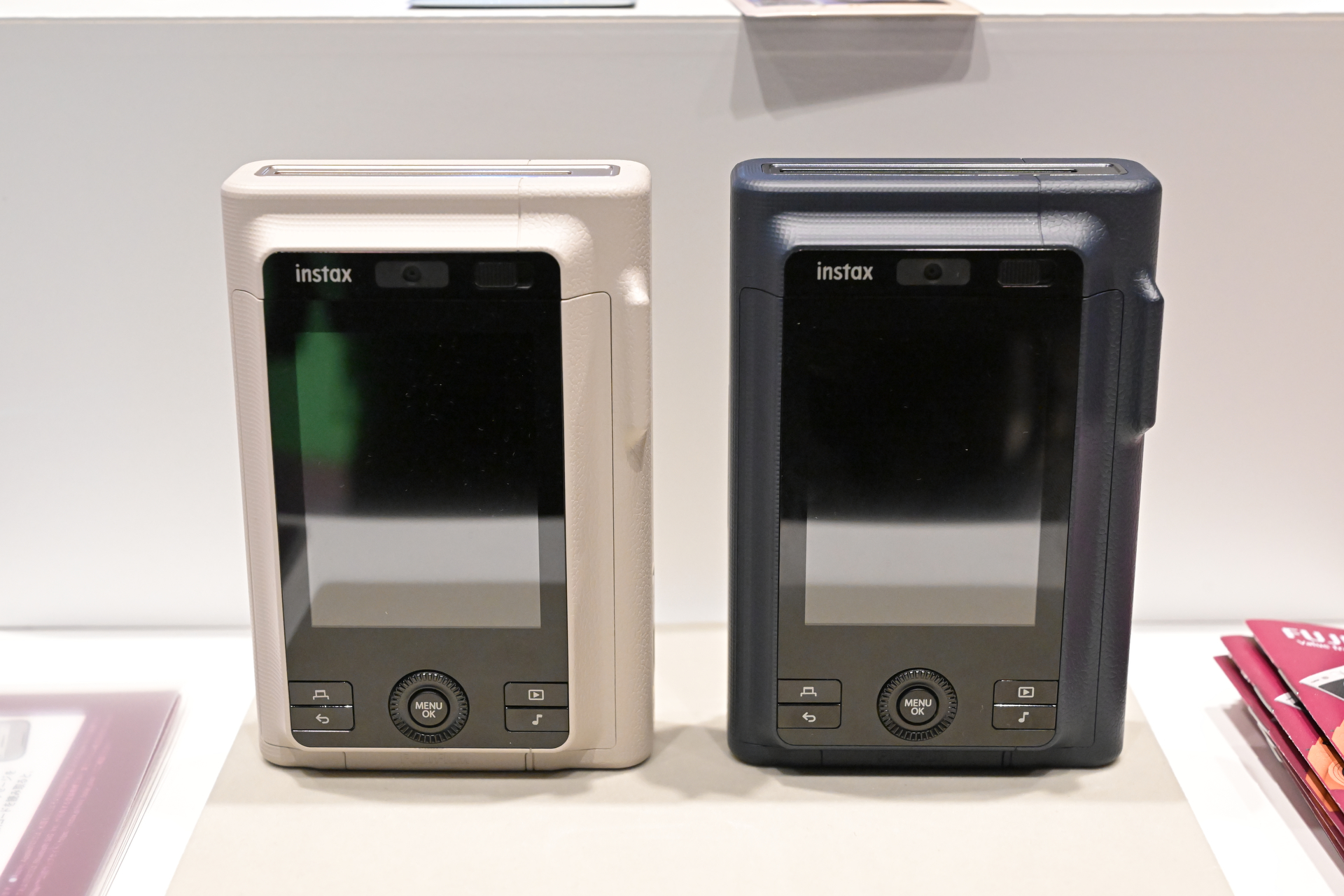 背面部／3型のディスプレイを搭載する