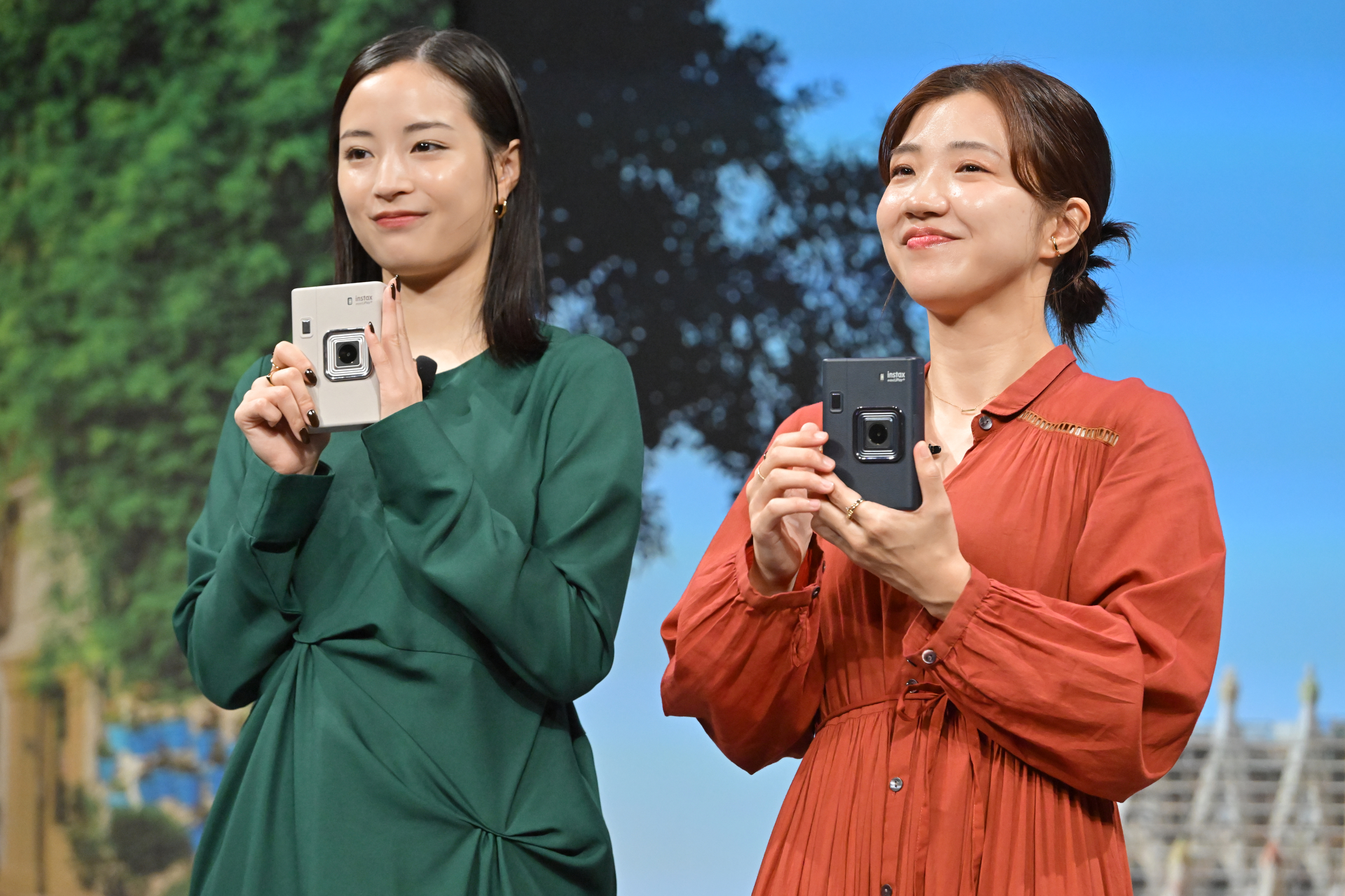 「instax mini LiPlay+」を手にする広瀬すずさん（左）と福田麻貴さん（右）。それぞれサンドベージュとミッドナイトブルーのカラーを持参して登場した