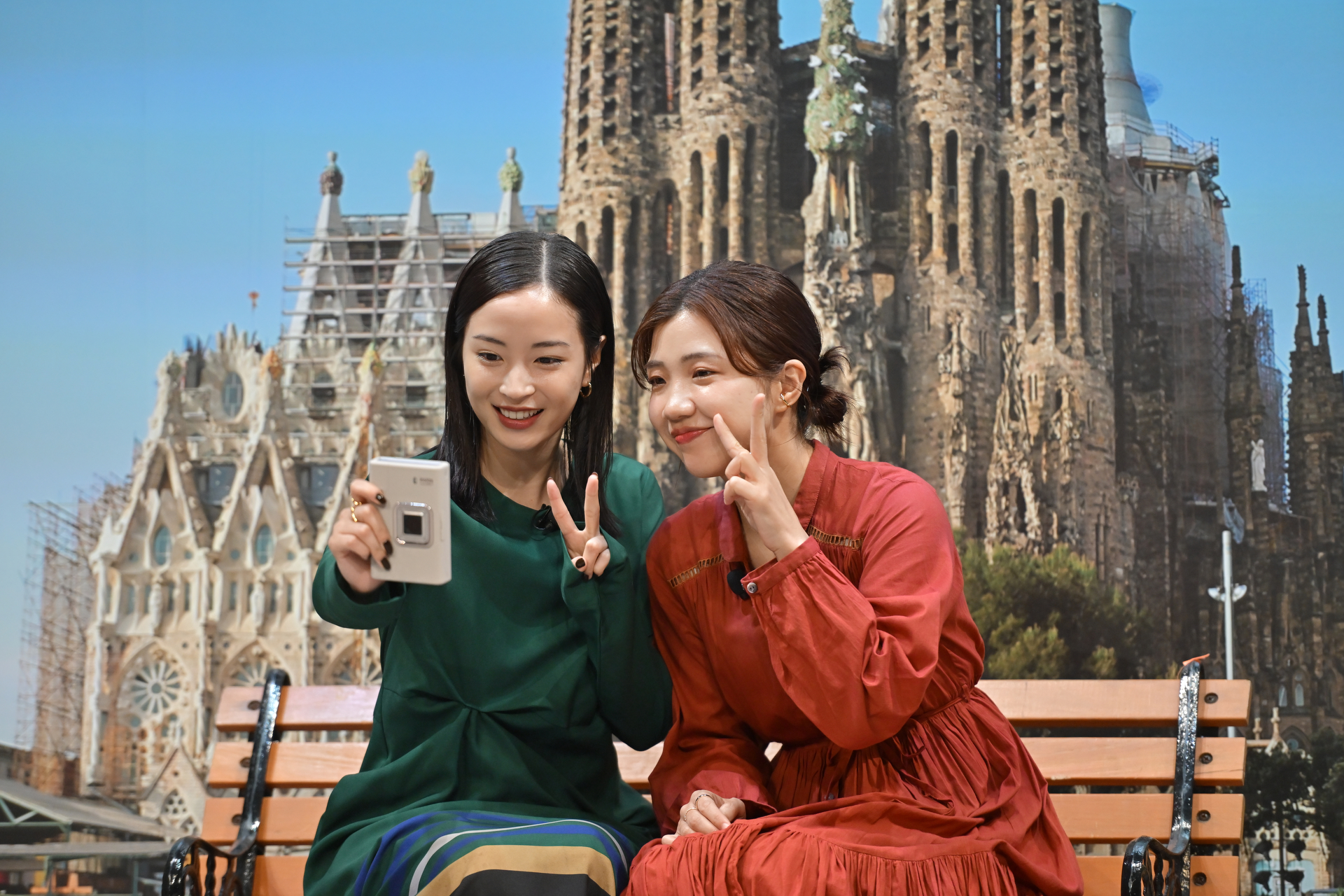 セルフィーカメラを使って撮影する広瀬さんと福田さん。「構図が決めやすい」とのこと