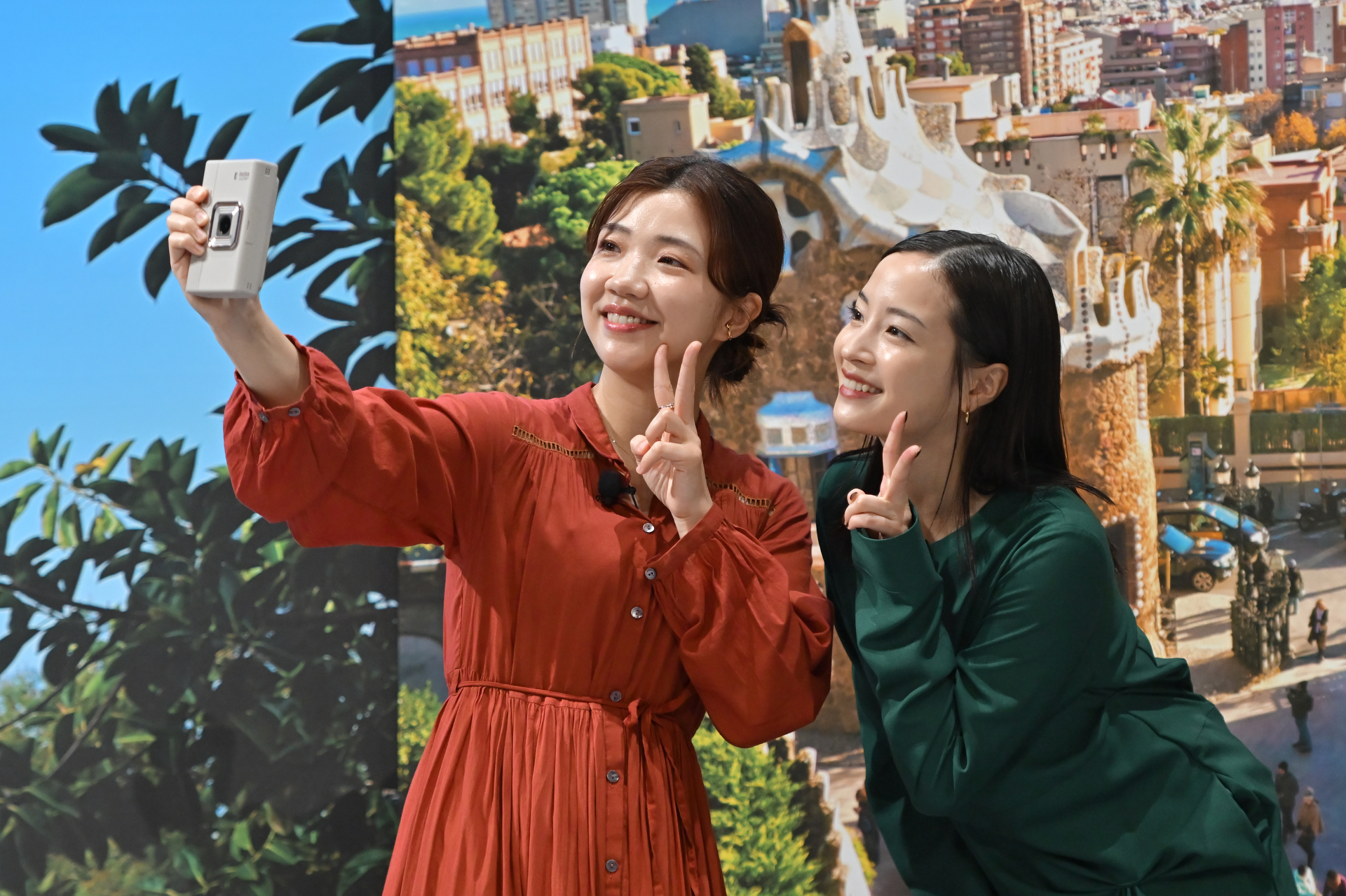 Layered Photo Modeを体験する広瀬さんと福田さん