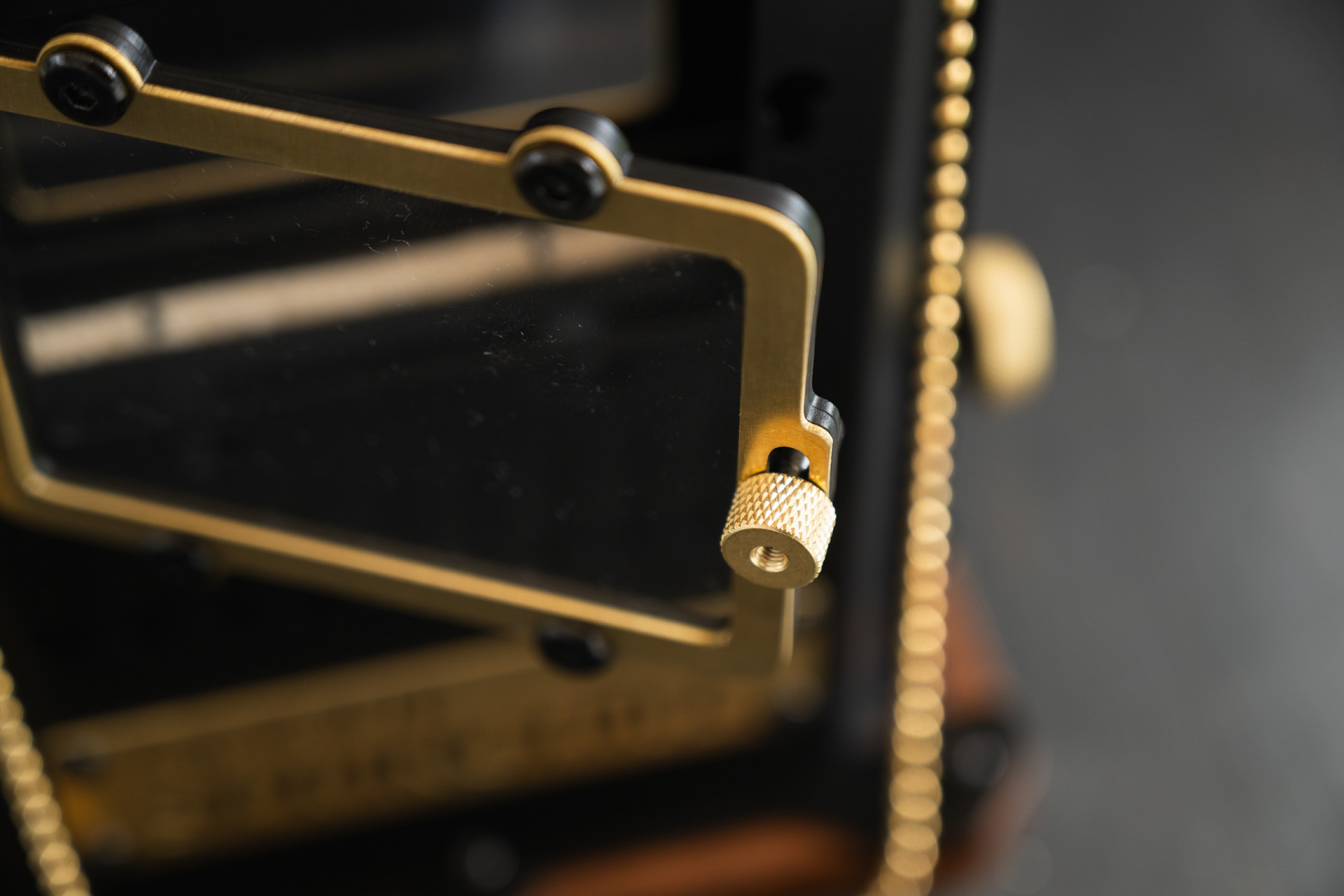 銘板側の扉は開閉、着脱が可能