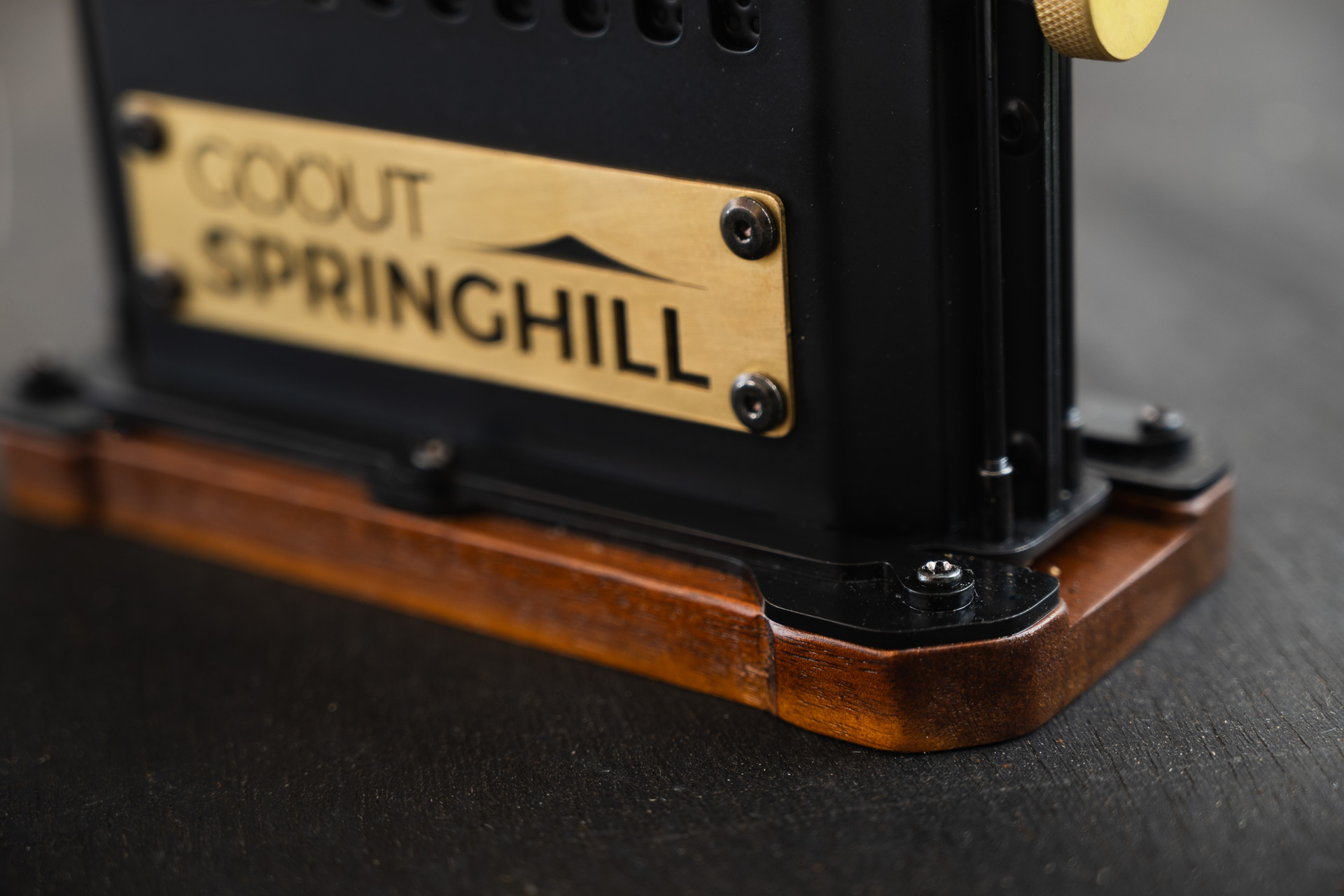 台座は木ネジで固定されている