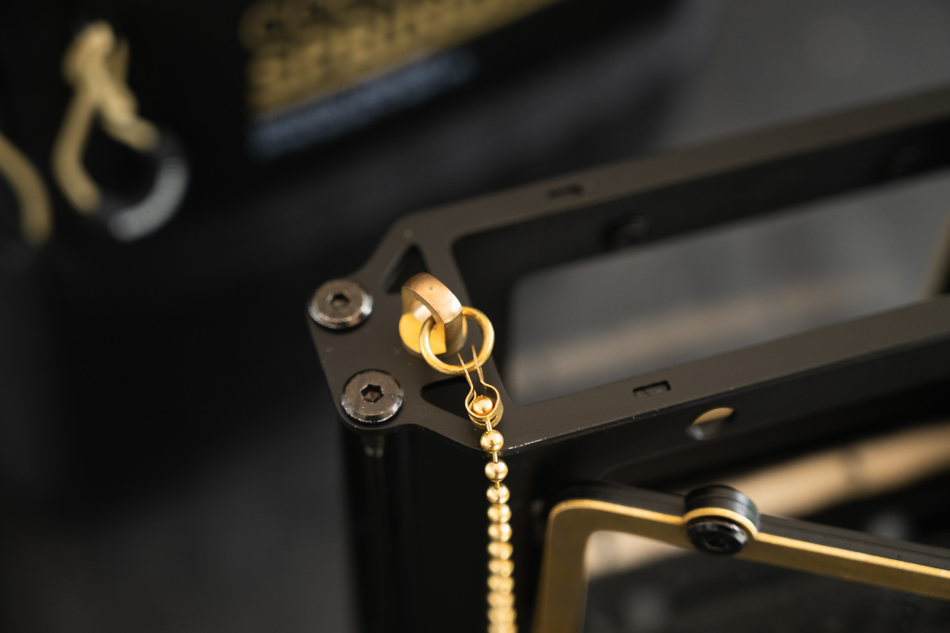 吊り下げ用のネジもチェーンも真鍮製