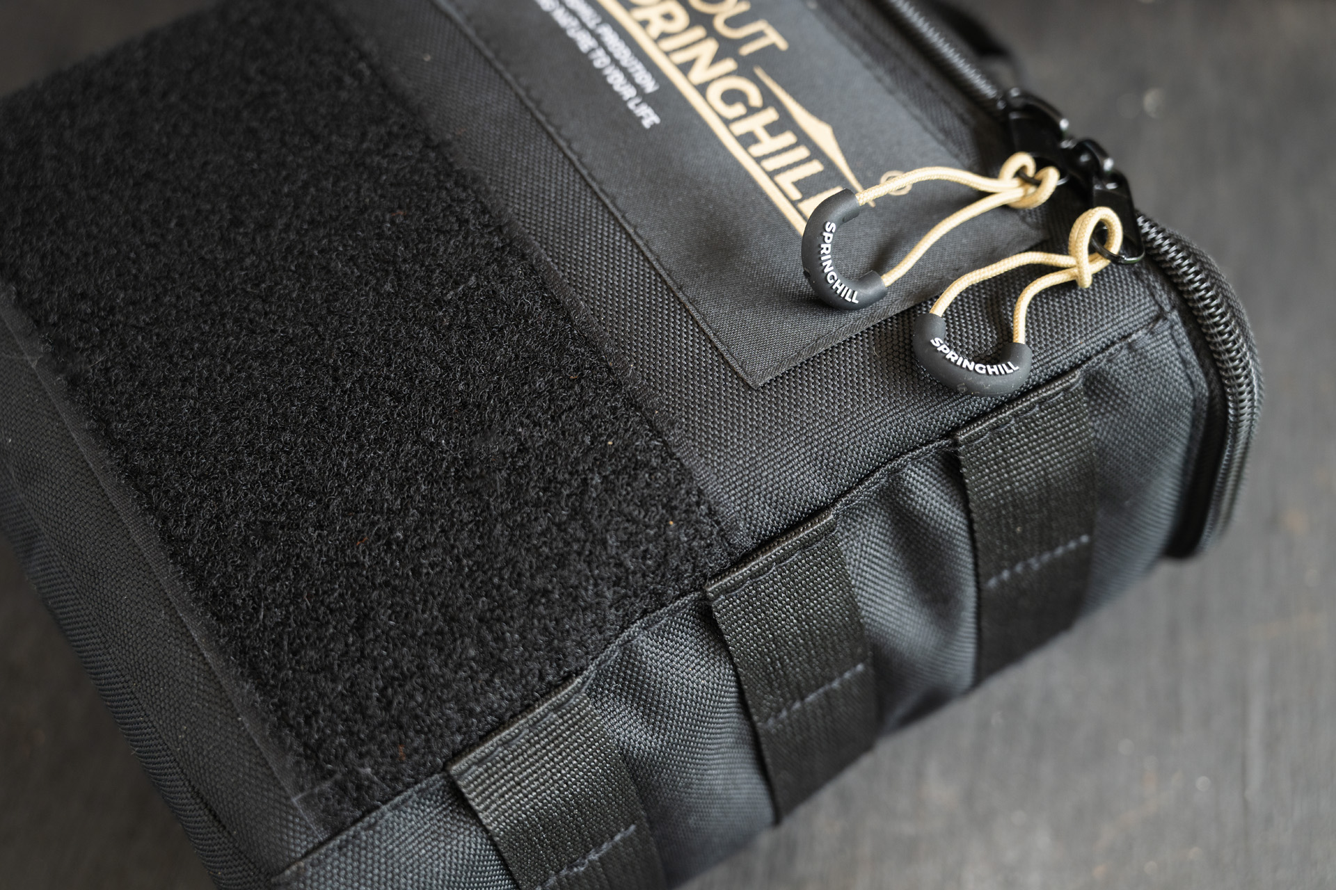 ケースはミリタリータイプ