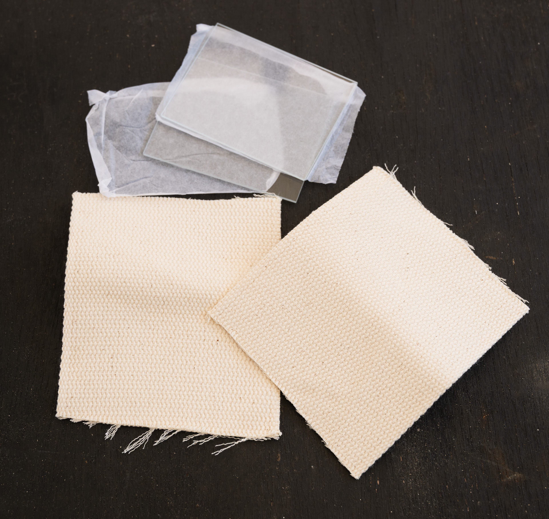 スペアパーツも付属。ガラス×2、替え芯×2