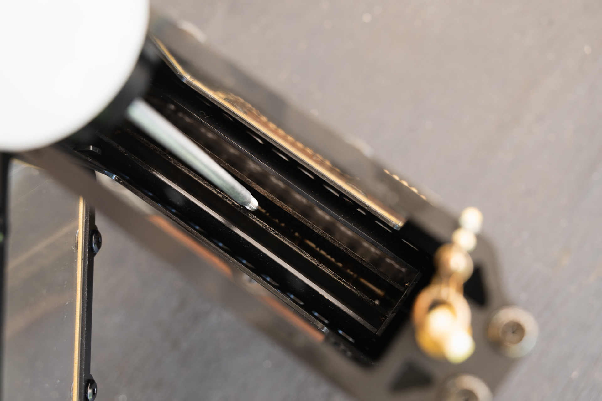 芯を下げてからボトルで注油。　灯油もしくはパラフィンオイルを使用。