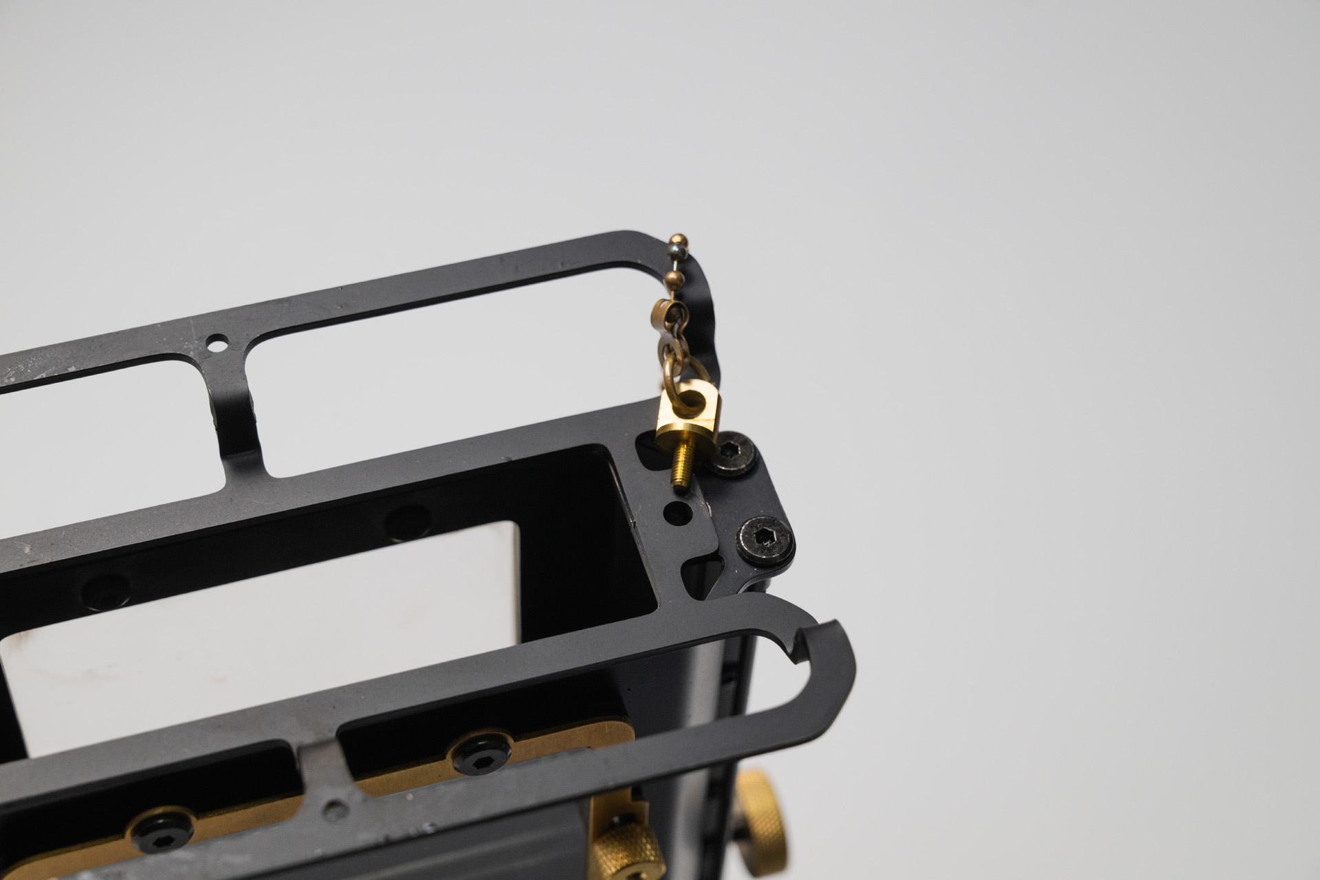 真鍮ネジを外して止める