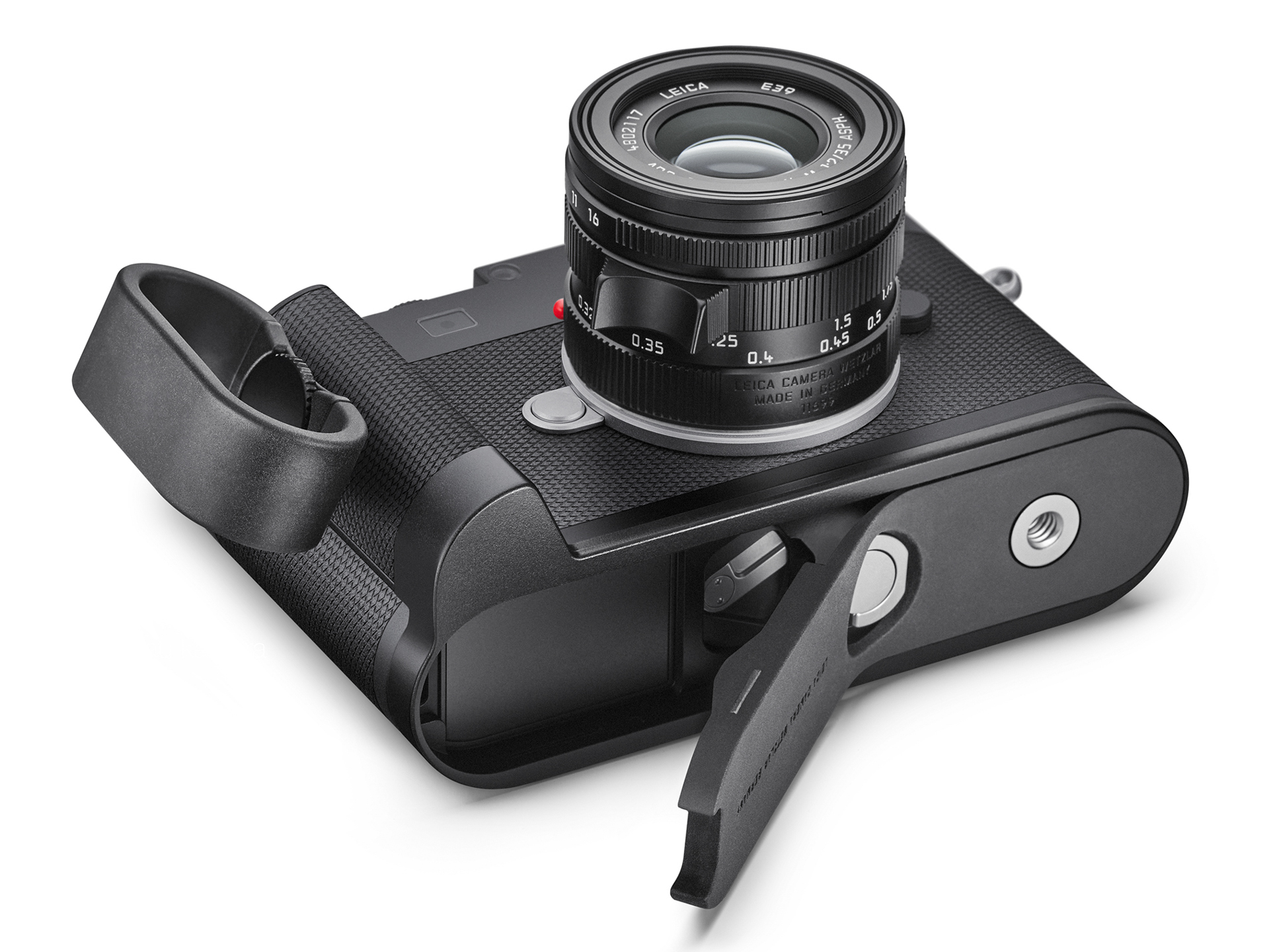 底面はフタが開く仕組み。フィンガーループも装着可能