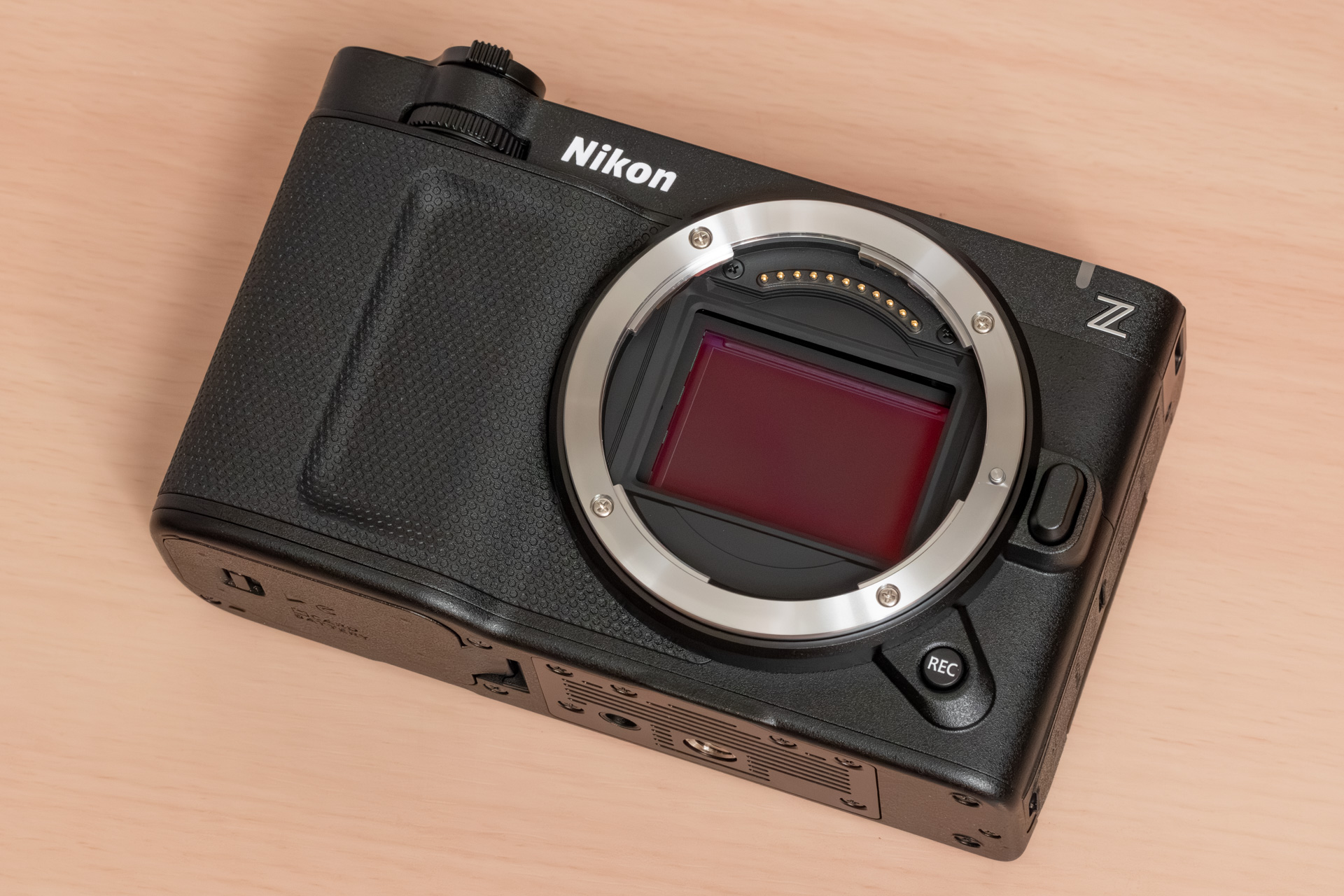 前面にファンクションボタンはないが、録画ボタンを搭載