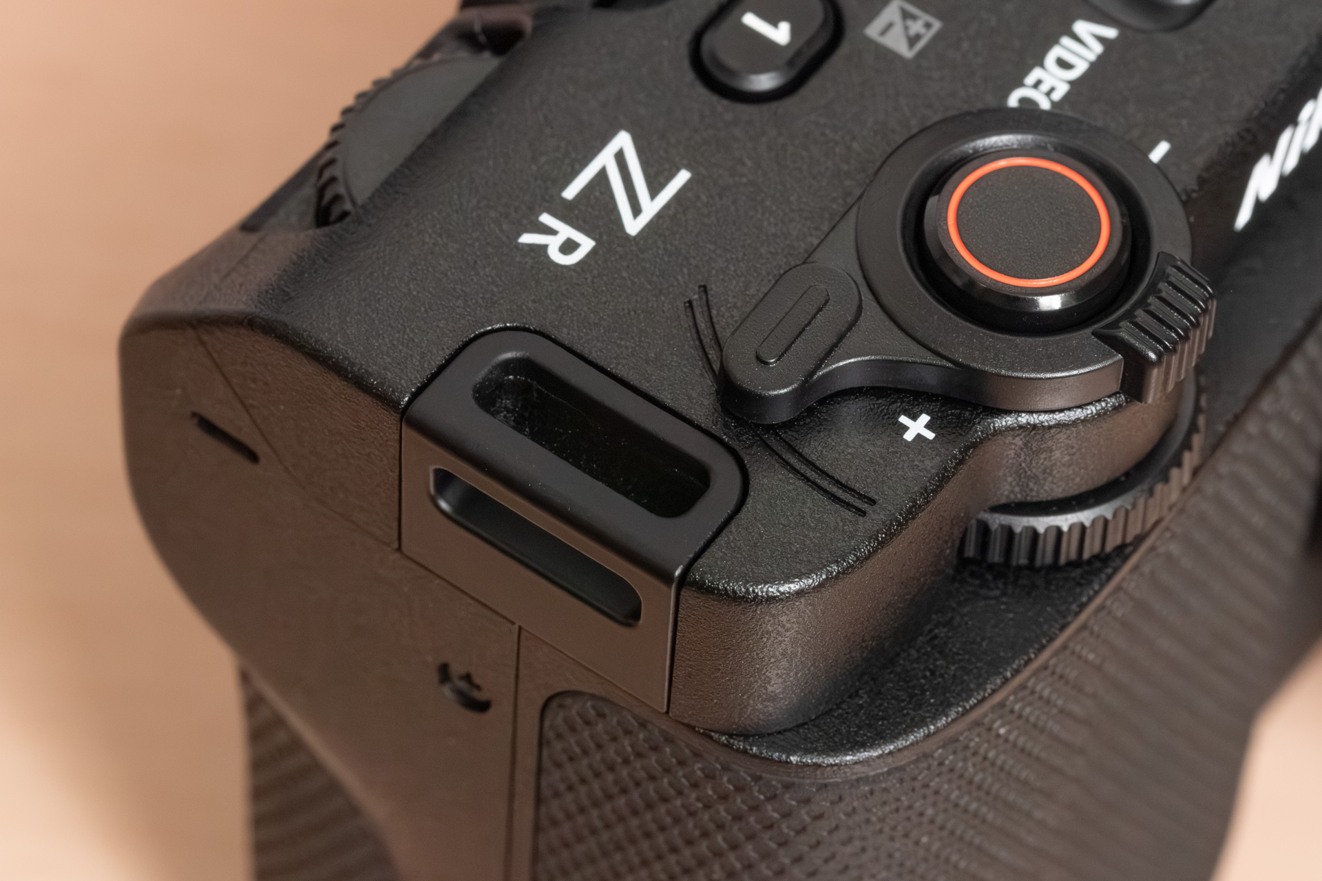 ストラップ取り付け部は三角環ではないタイプを採用