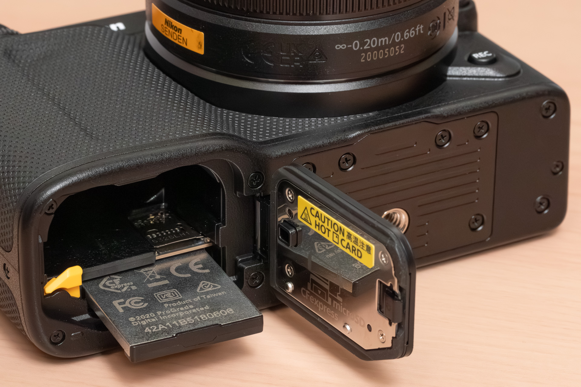 対応メモリーカードはCFexpress Type BとmicroSDカード。バッテリーはEN-EL15c