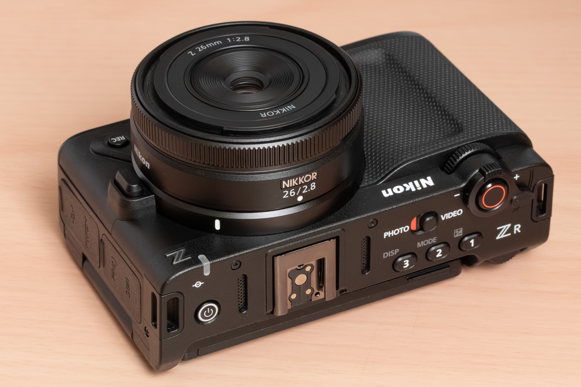 パンケーキスタイルの「NIKKOR Z 26mm f/2.8」を付ければより軽く携行できる